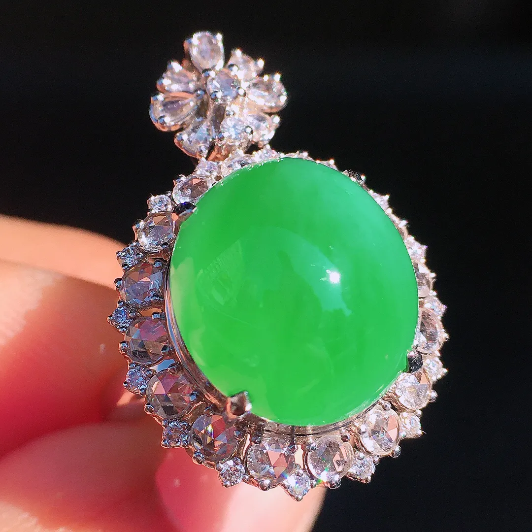 阳绿蛋面戒指/吊坠两用款，色泽均匀艳丽，玉质细腻，荧光感超
强，饱满圆润，尽显优雅气质，18k
金豪