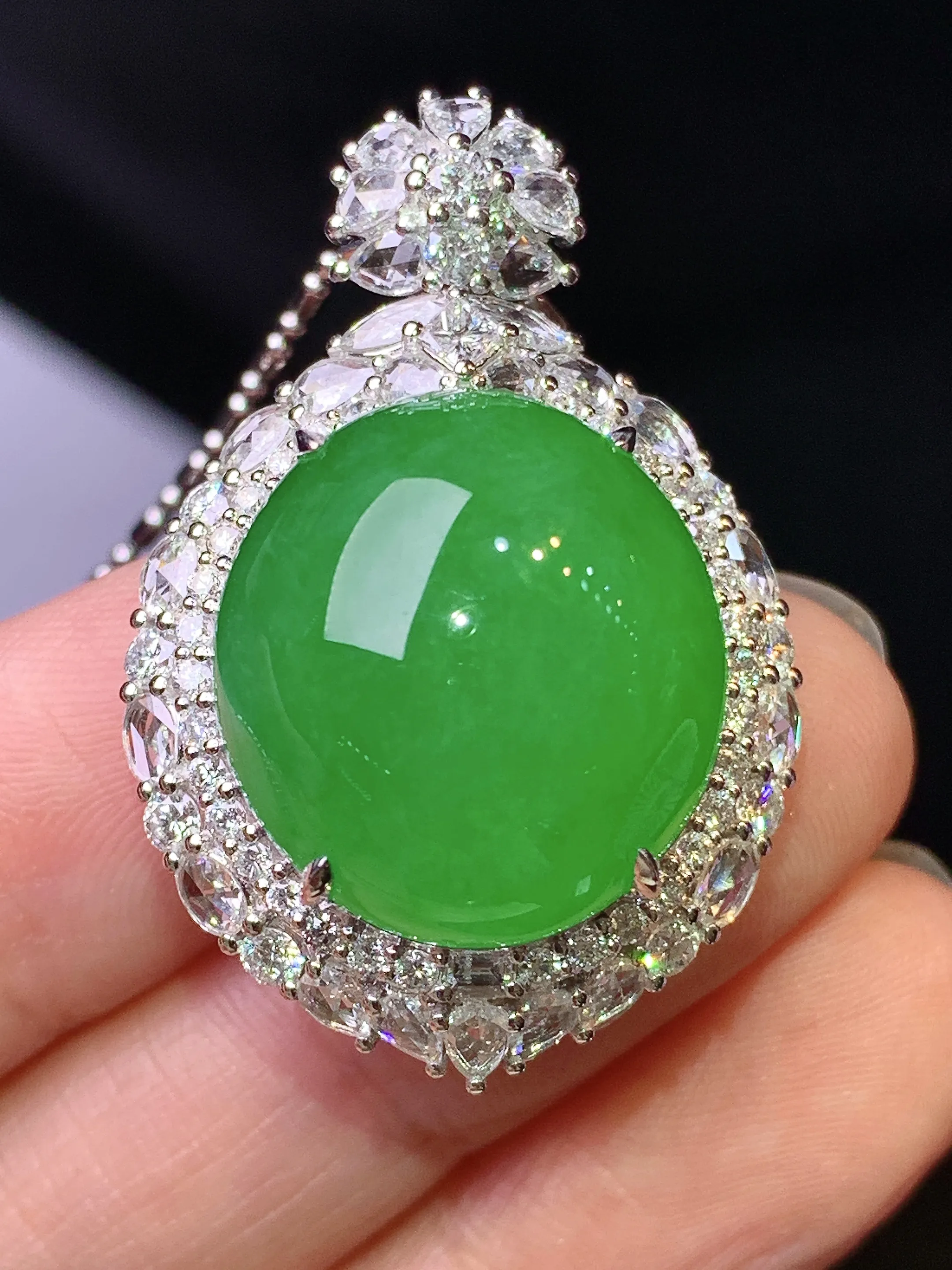 18k金钻镶嵌满绿蛋面吊坠 玉质细腻 色泽艳丽清新 整体尺寸35.5*23.7*17.3