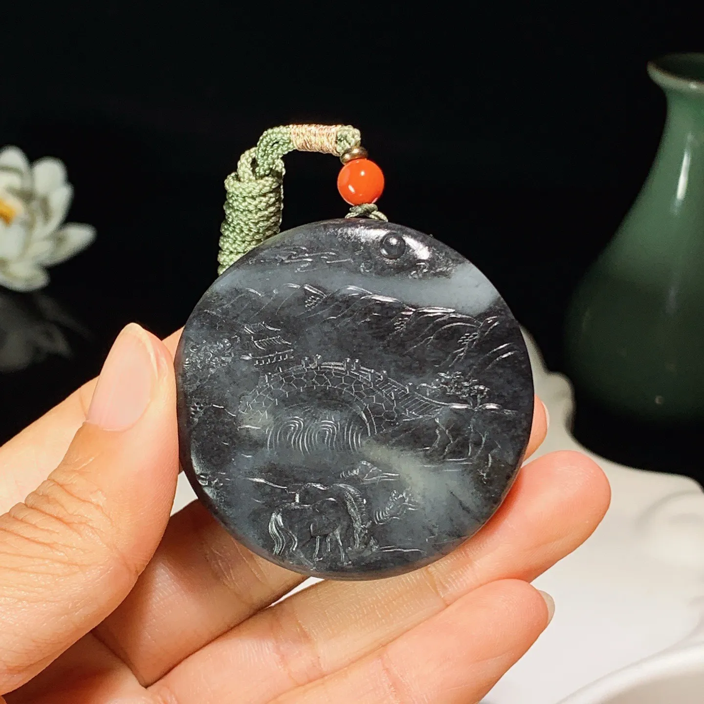 新疆和田玉青花山水怡情圆牌挂件  尺寸48/13重62.5克 玉质细腻油润 底色纯净 脂粉好，品质好。lt250107