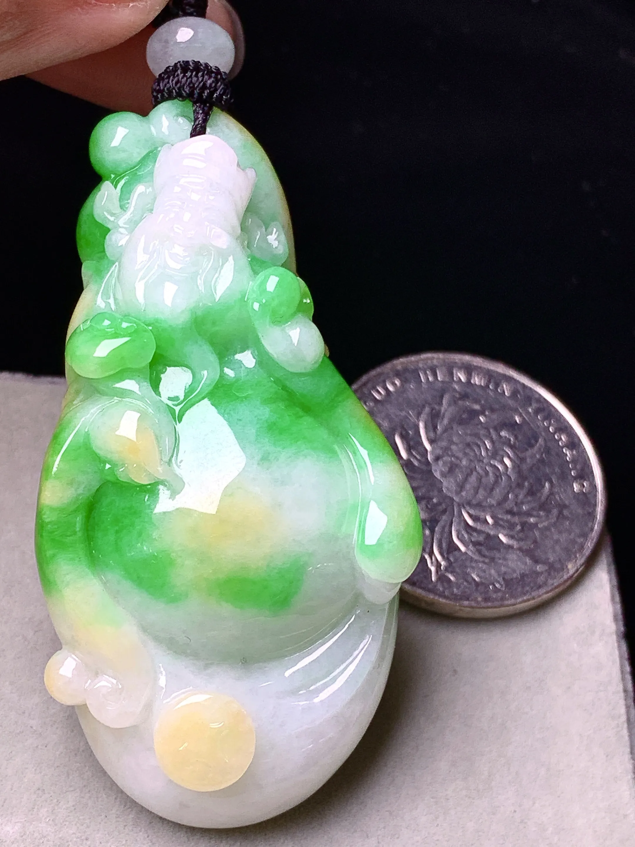飘黄绿财神爷吊坠 玉质细腻 色泽艳丽清新 整体尺寸53.8*27.7*14.6