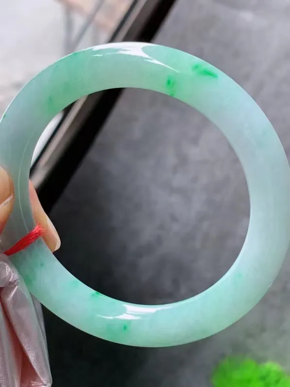 【翡翠名称】老种冰飘绿56圈口圆条手镯
【翡翠尺寸】适合57-58正圈口佩戴
【翡翠描述】宝贝种老水足，玉质细腻，色泽靓丽，性价比高，佩戴效果好！
【其它赠送】权威证书/精美挂绳盒子/支持全国复检