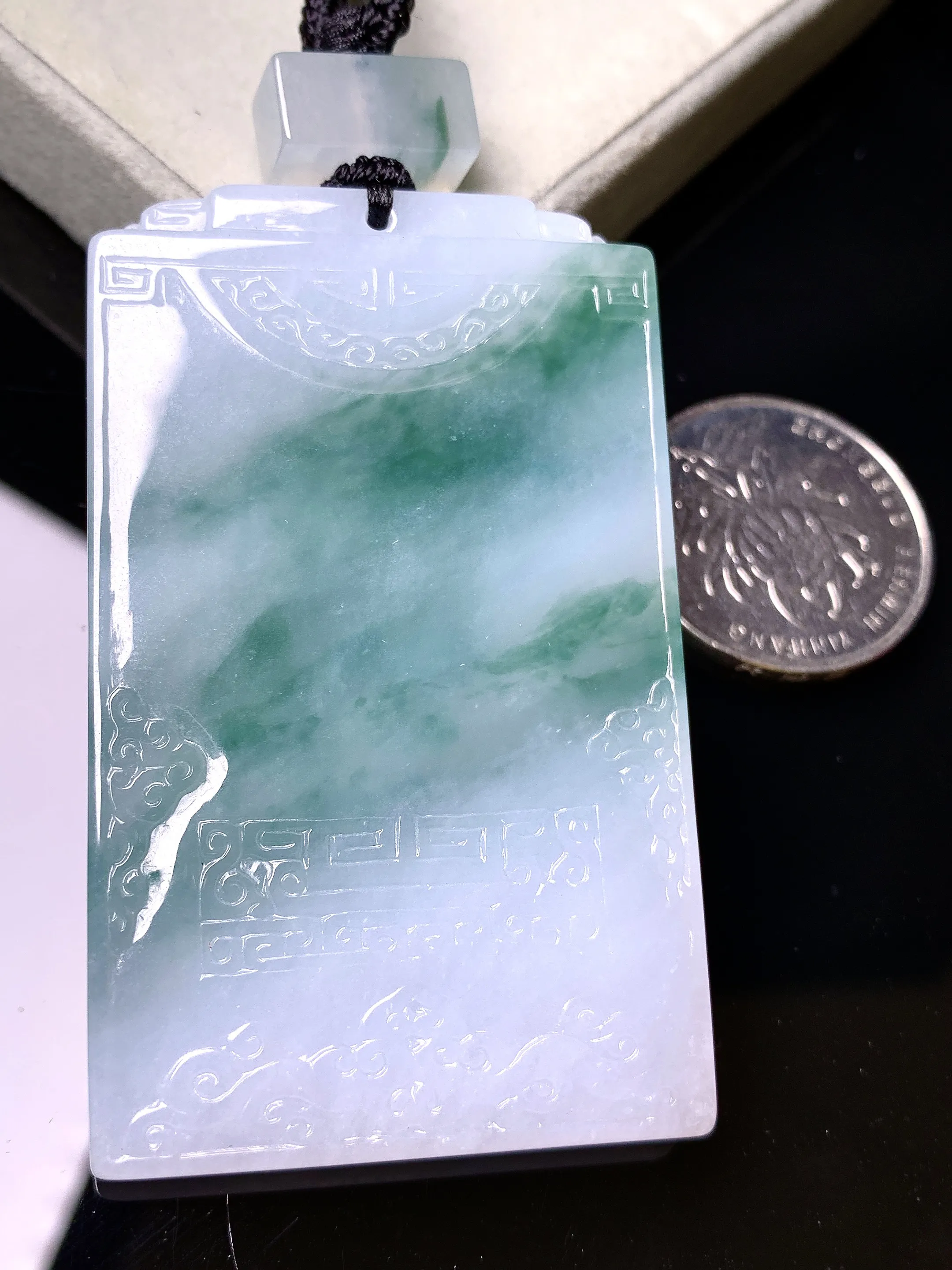 飘花无事牌吊坠 玉质细腻 色泽艳丽清新 整体尺寸62.3*37.7*6