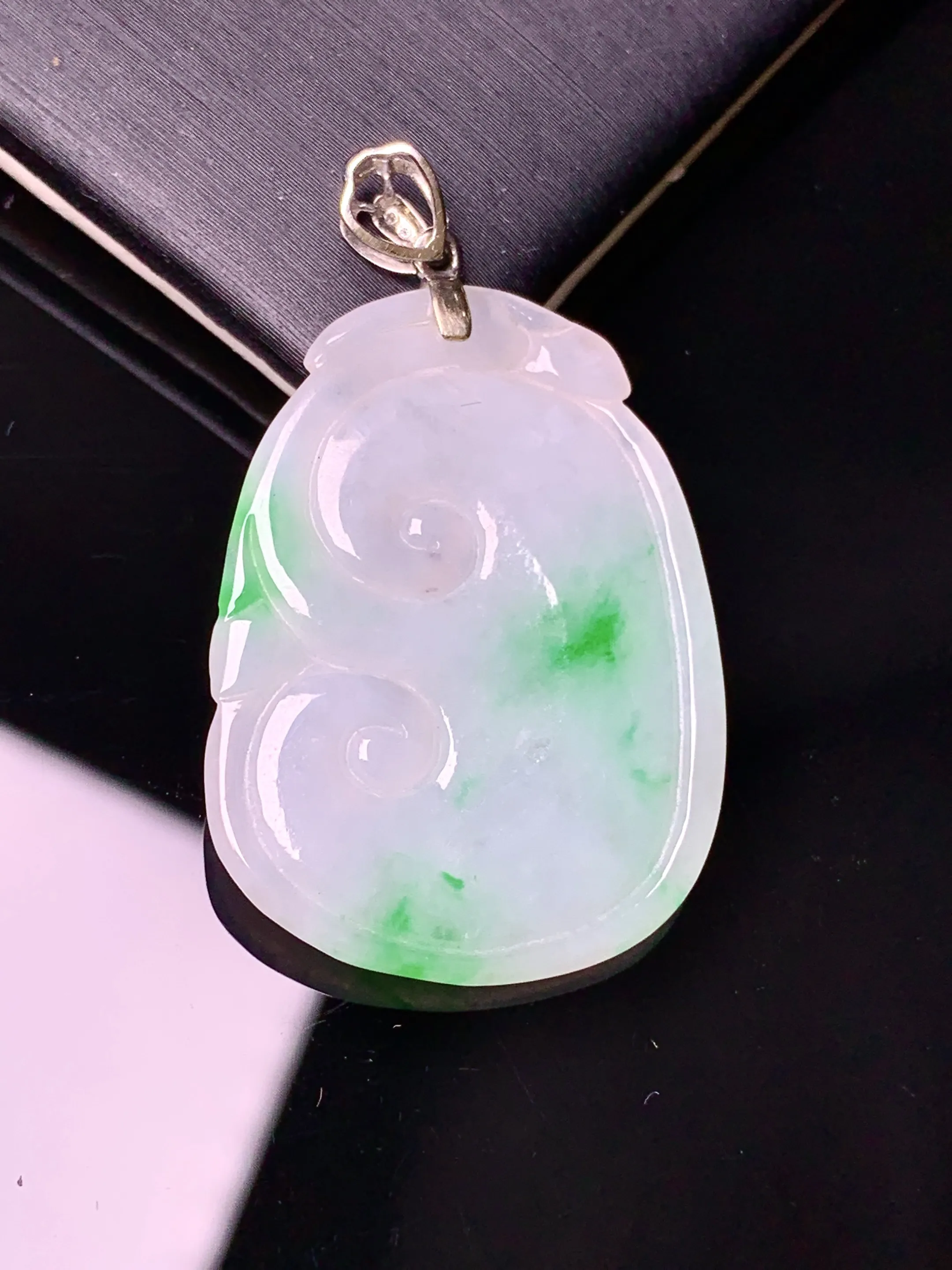 18k金镶嵌飘绿如意吊坠 玉质细腻 色泽艳丽清新 整体尺寸39*23.2*3.5