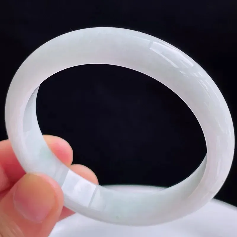 自然光拍摄天然翡翠A货好种水54mm正圈手镯 45.64克