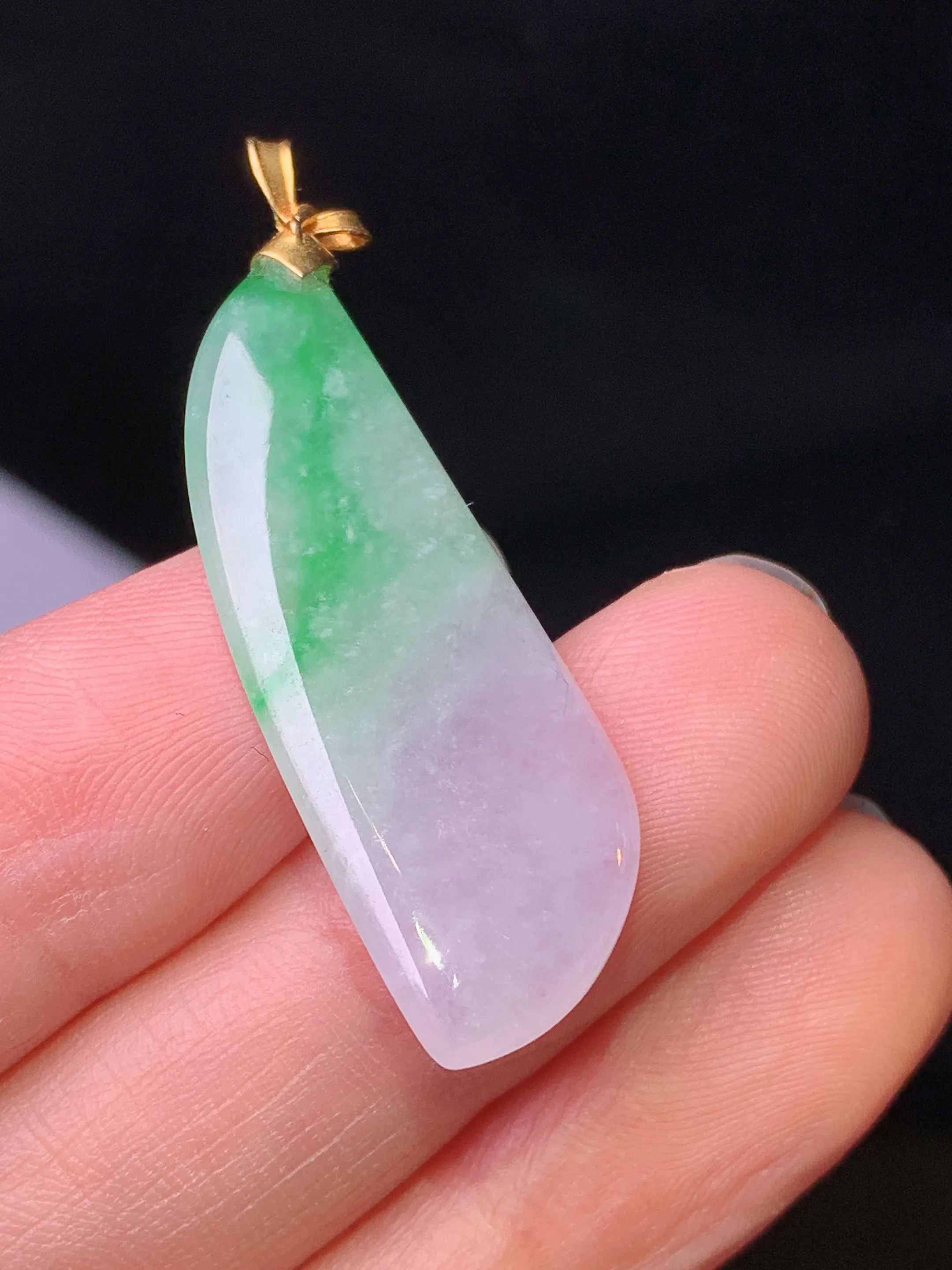 18k金镶嵌飘绿随形吊坠 玉质细腻 色泽艳丽清新 整体尺寸41.2*12.8*3.8