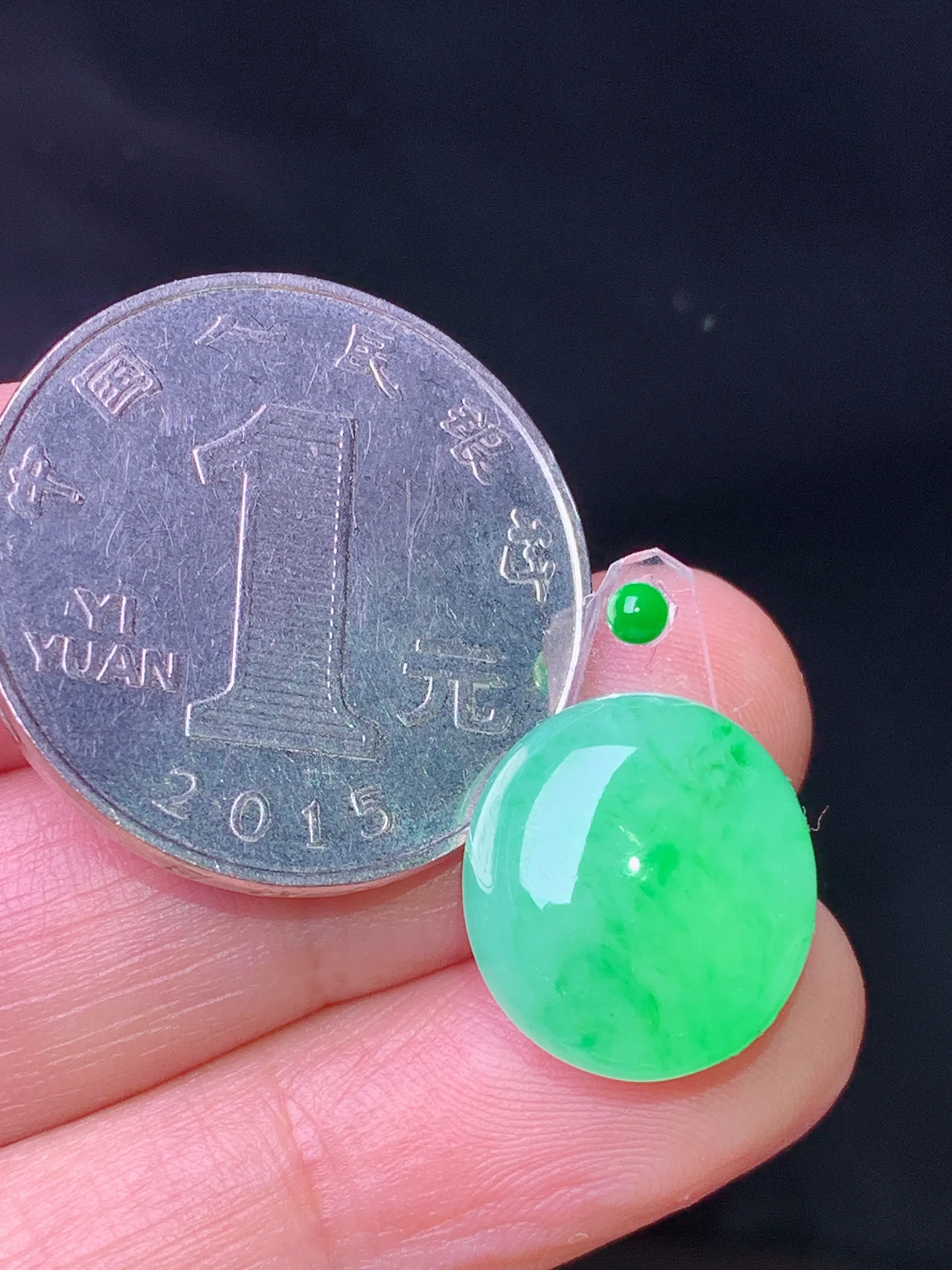 镶嵌款 翠绿蛋面吊坠 玉质细腻 色泽艳丽清新 整体尺寸14.6*13.2*5.8