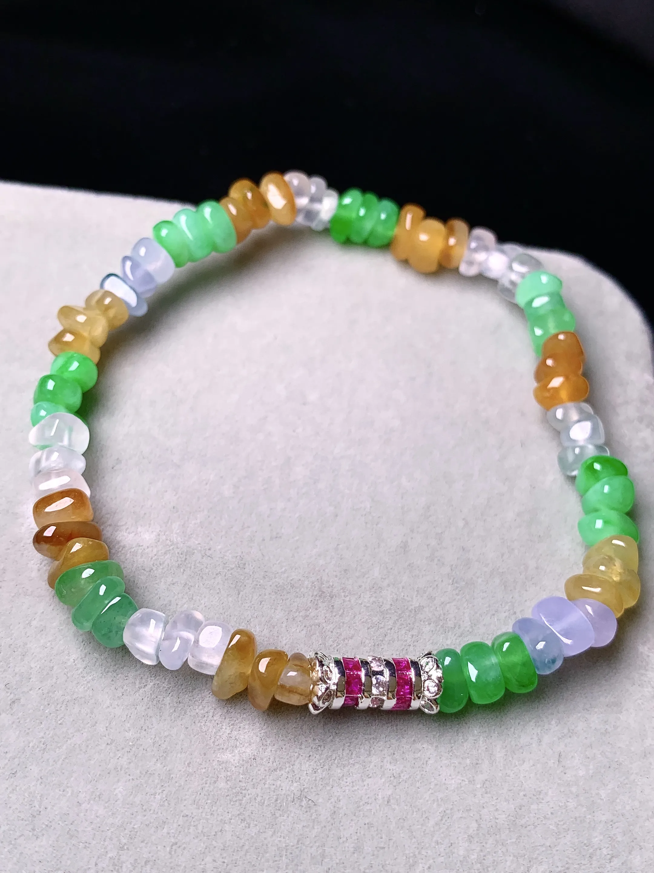 多彩随形手链 玉质细腻 色泽艳丽清新 整体尺寸5.3*4*2.8