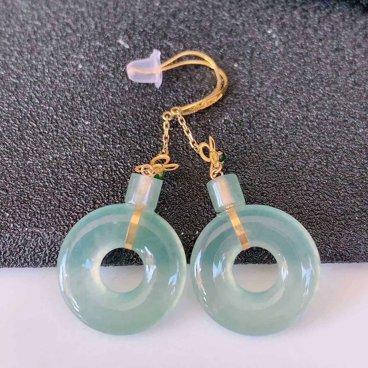 18k金镶嵌冰种翡翠平安扣耳坠，沁人心脾，耳坠佩戴效果大气出众，尽显气质。种水好，胶感足，颜相当漂亮，高性价比，值得入手品鉴！#1.7整体40.5裸石15*3.2