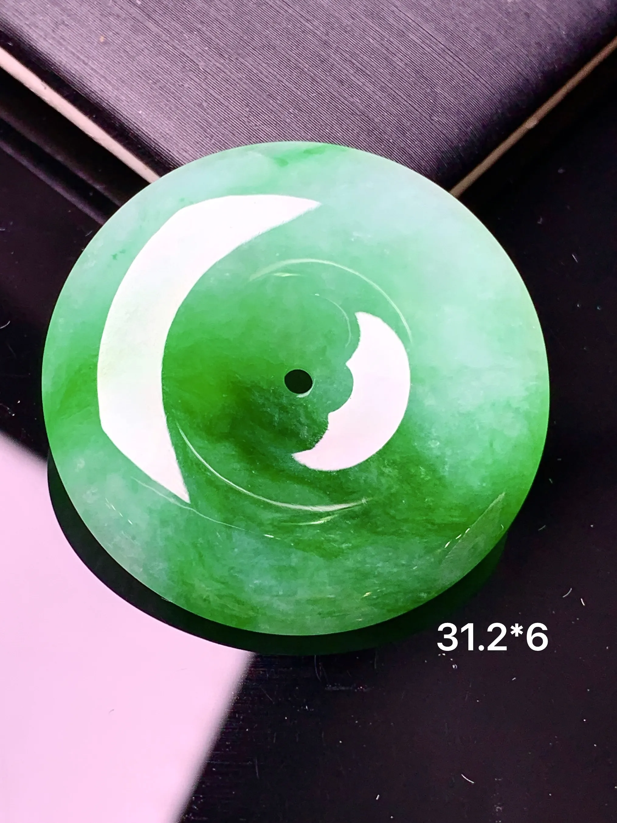 飘绿平安扣吊坠 玉质细腻 色泽艳丽清新 整体尺寸31.2*6