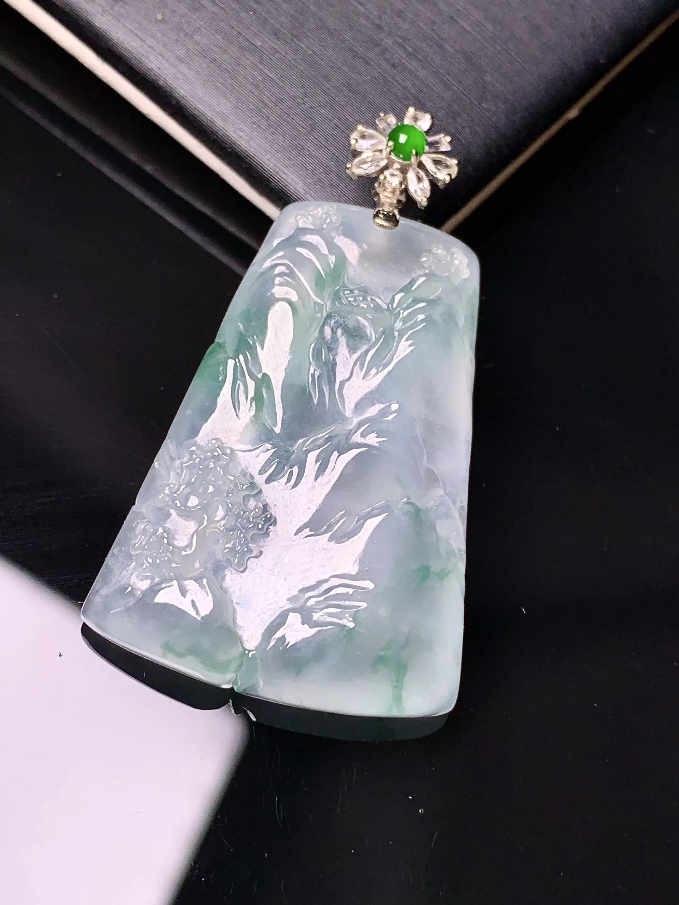 18k金钻镶嵌飘绿山水牌子吊坠 玉质细腻 色泽艳丽清新 整体尺寸39.5*22.8*4.6
