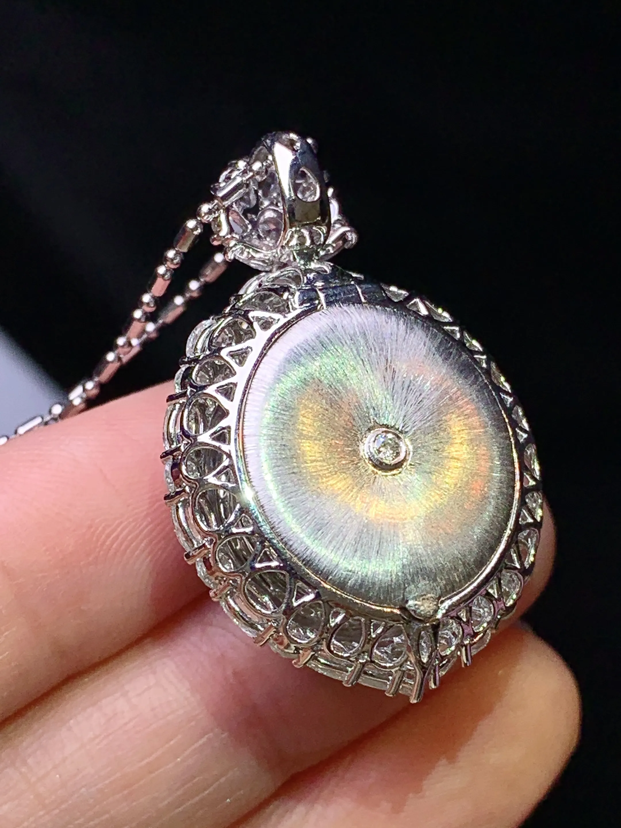 18k金钻镶嵌满绿蛋面吊坠 玉质细腻 色泽艳丽清新 整体尺寸35.5*23.7*17.3