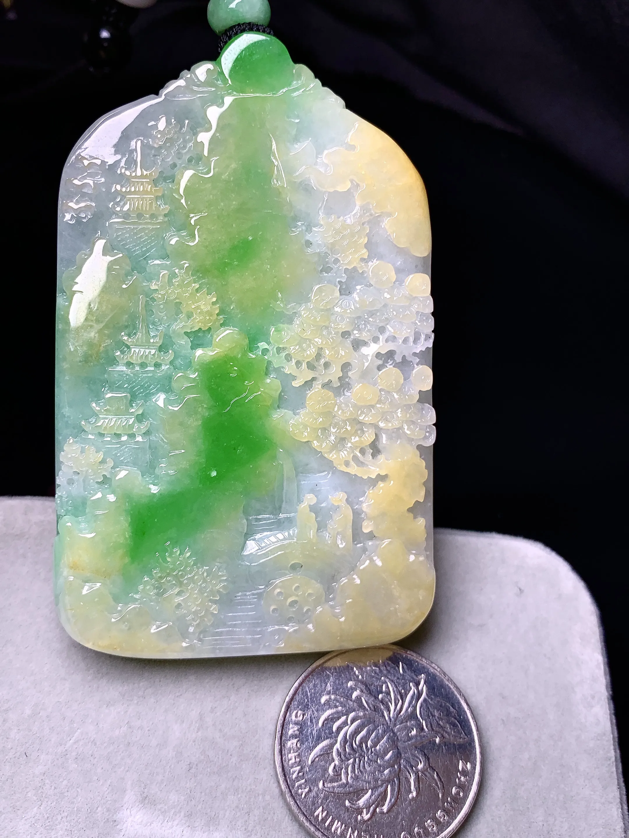 飘黄绿山水牌子吊坠 玉质细腻 色泽艳丽清新 整体尺寸72*44.8*8.8