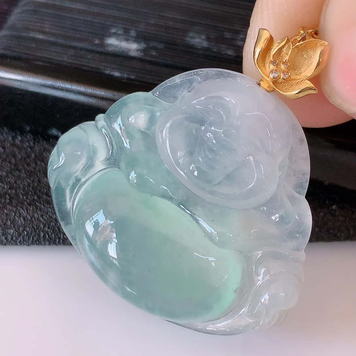 自然光实拍，18K金镶嵌冰种翡翠佛公吊坠，冰透饱满， 佛公亦保平安，寓意有福（佛公）相伴，品相佳，配