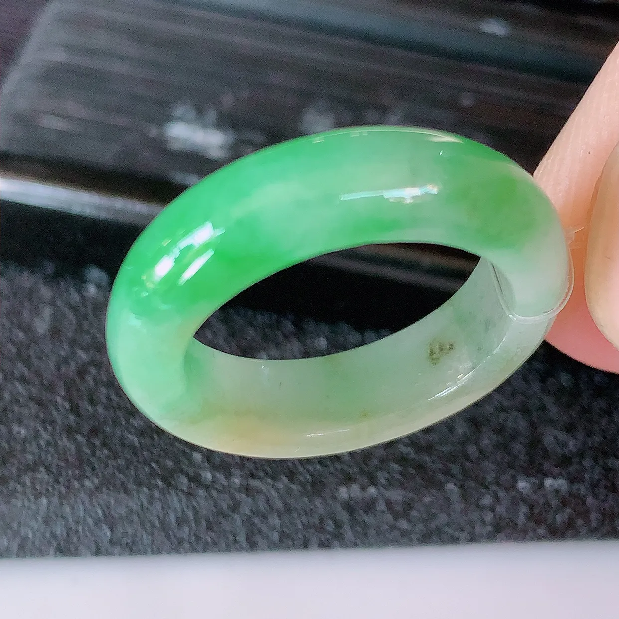自然光实拍，特色黄加绿翡翠指环，16.2mm内径翡翠指环，玉戒指，玉质莹润，好精美好冰润的指环，11圈口，上手纤巧！#49.7尺寸16.2*5.5*3.5