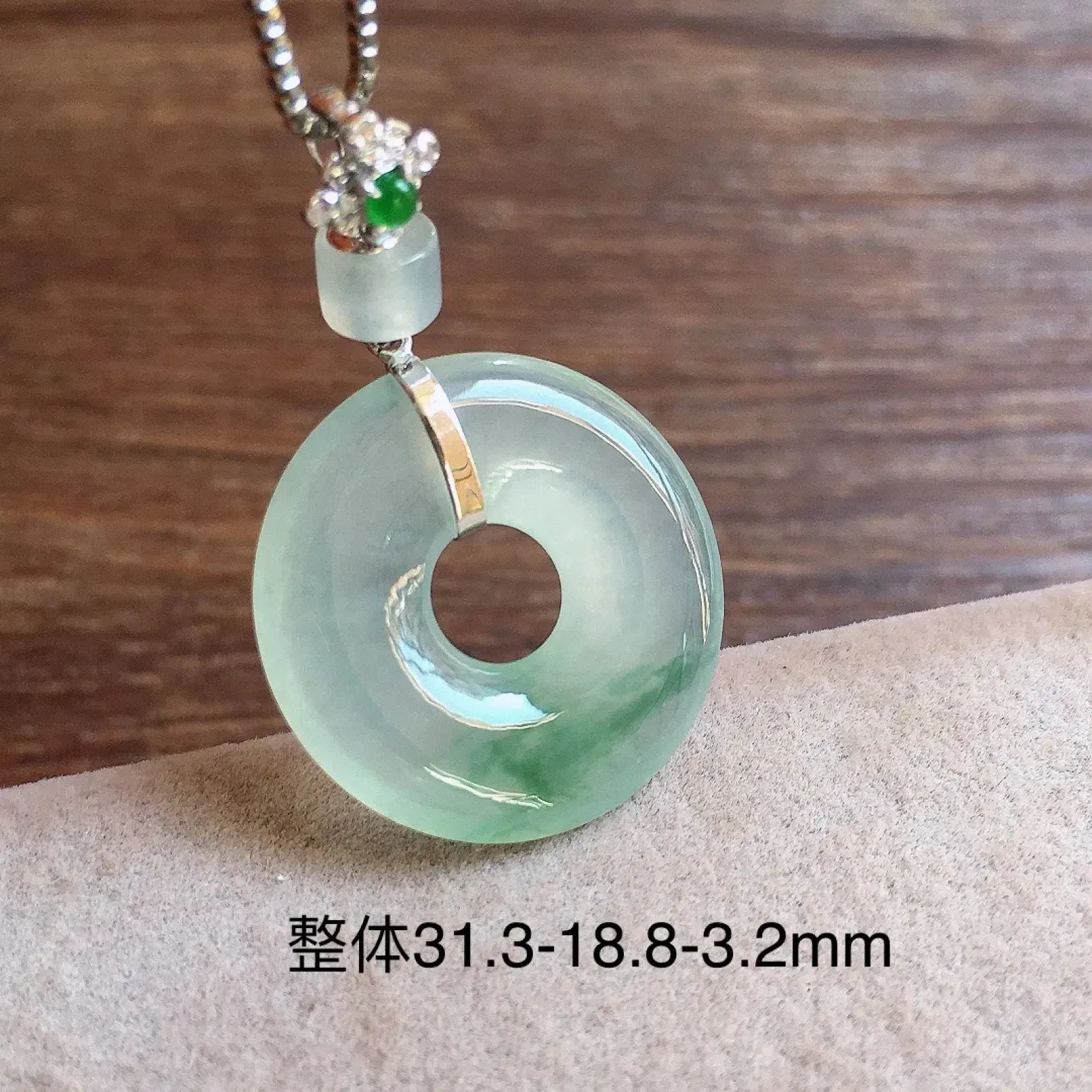 冰飘花甜甜圈吊坠，18k金镶嵌，冰冰润润，玉质细腻，种水足，尺寸31.3*18.8*3.2