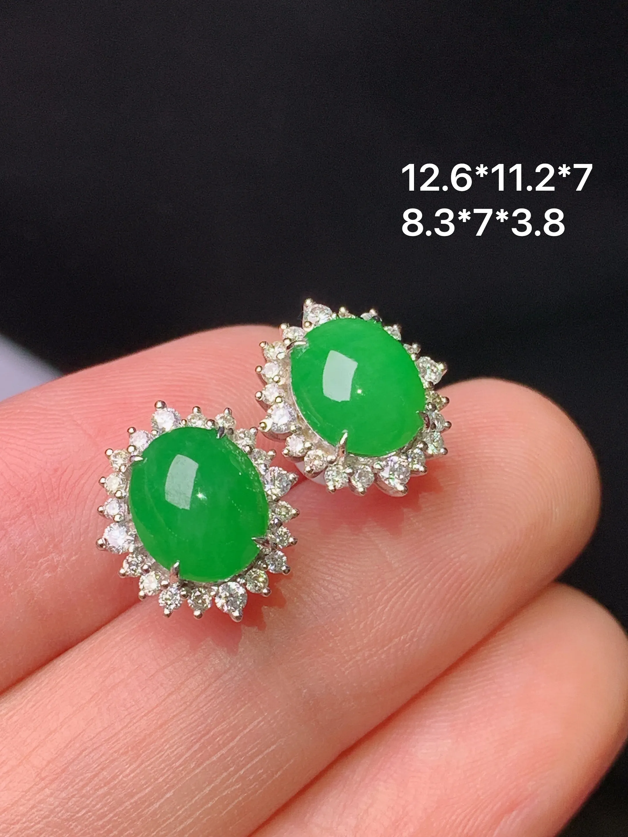 18k金钻镶嵌满绿蛋面耳钉 玉质细腻 色泽艳丽清新 整体尺寸12.6*11.2*7