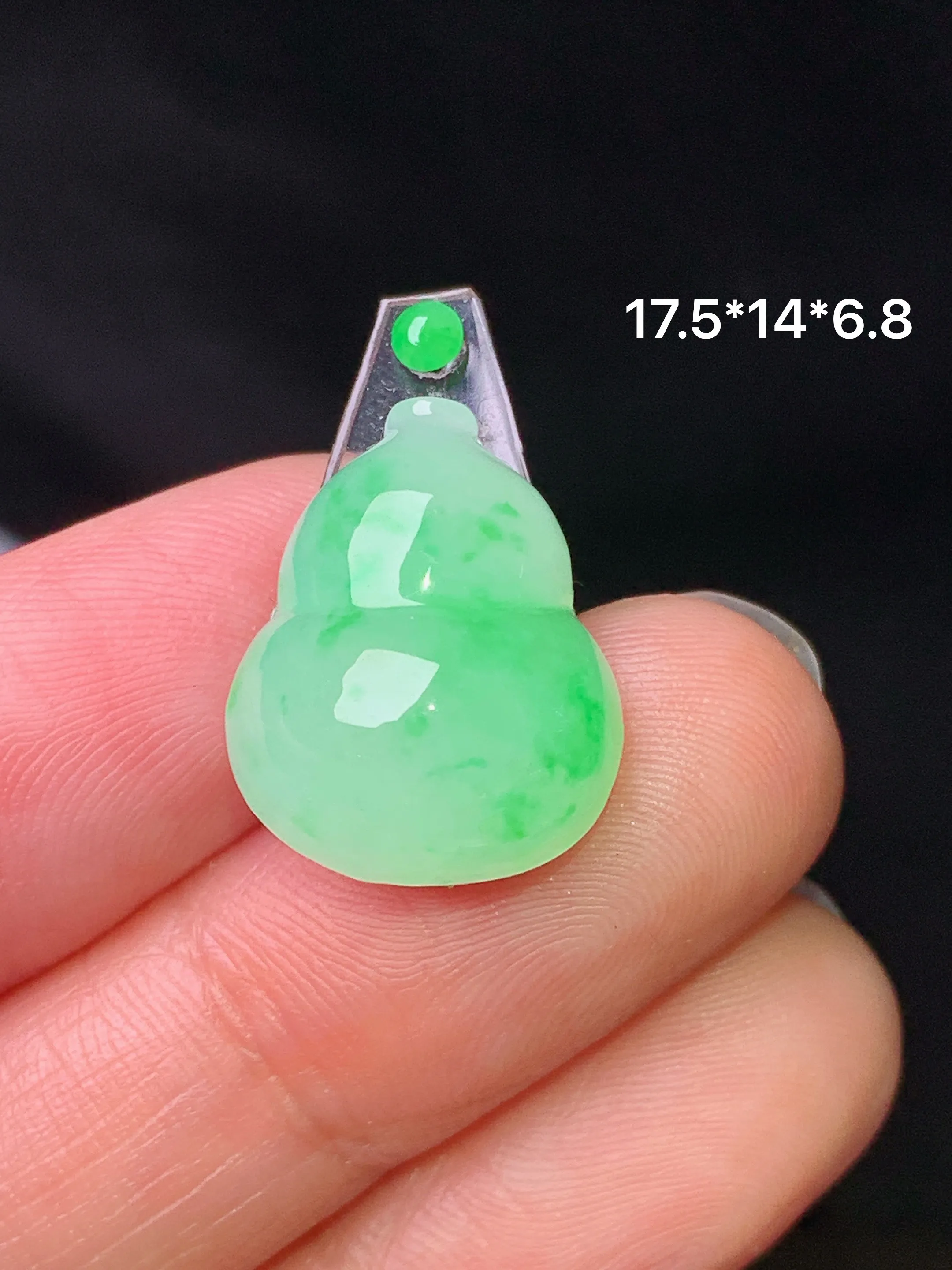 镶嵌款 翠绿葫芦吊坠 玉质细腻 色泽艳丽清新 整体尺寸17.5*14*6.8
