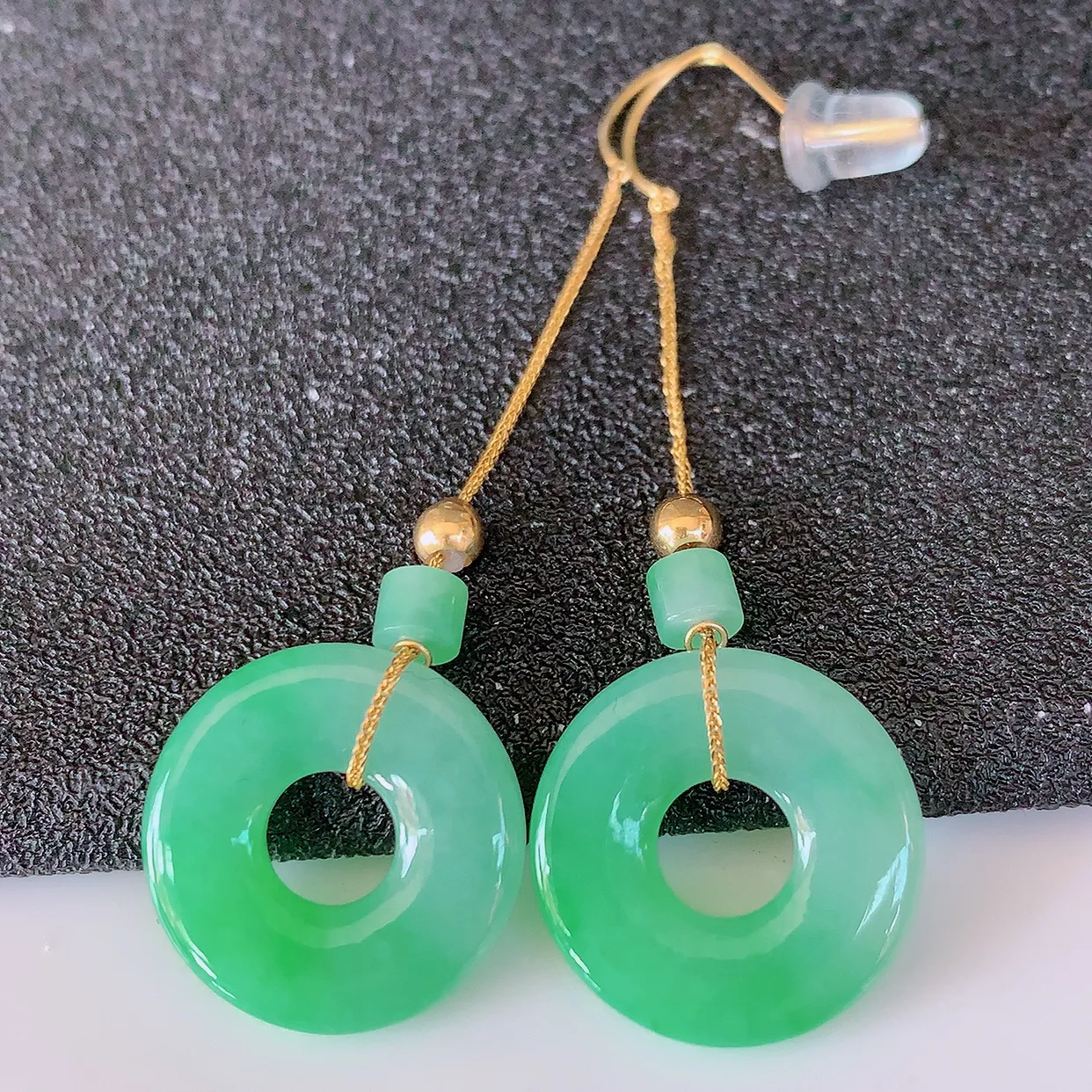 18k金镶嵌冰飘绿翡翠平安扣耳坠，沁人心脾，耳坠佩戴效果大气出众，尽显气质。种水好，胶感足，颜相当漂亮，高性价比，值得入手品鉴！#41.7整体46.5裸石15-2.8