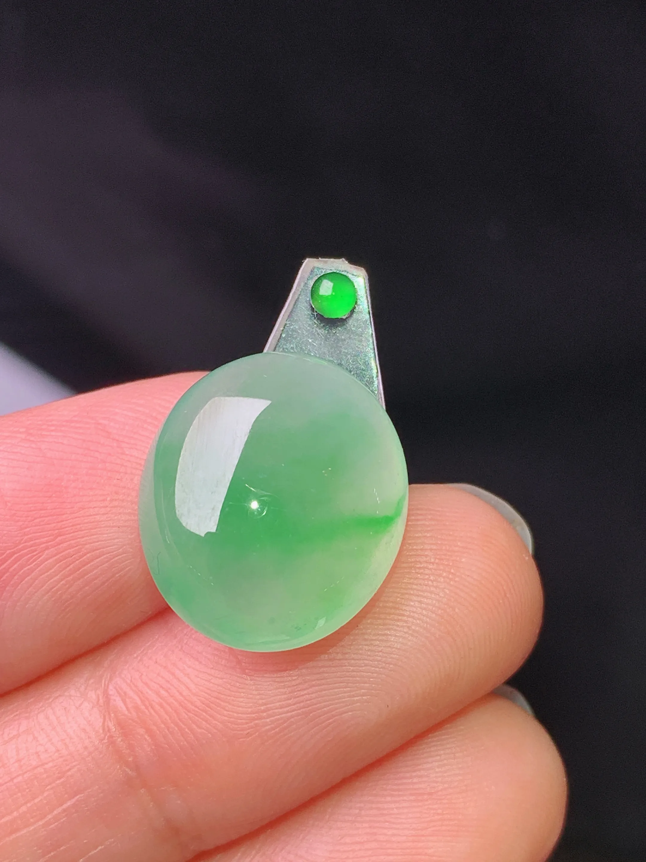 镶嵌款 冰种飘绿蛋面吊坠 玉质细腻 色泽艳丽清新 整体尺寸16.3*14*6.5