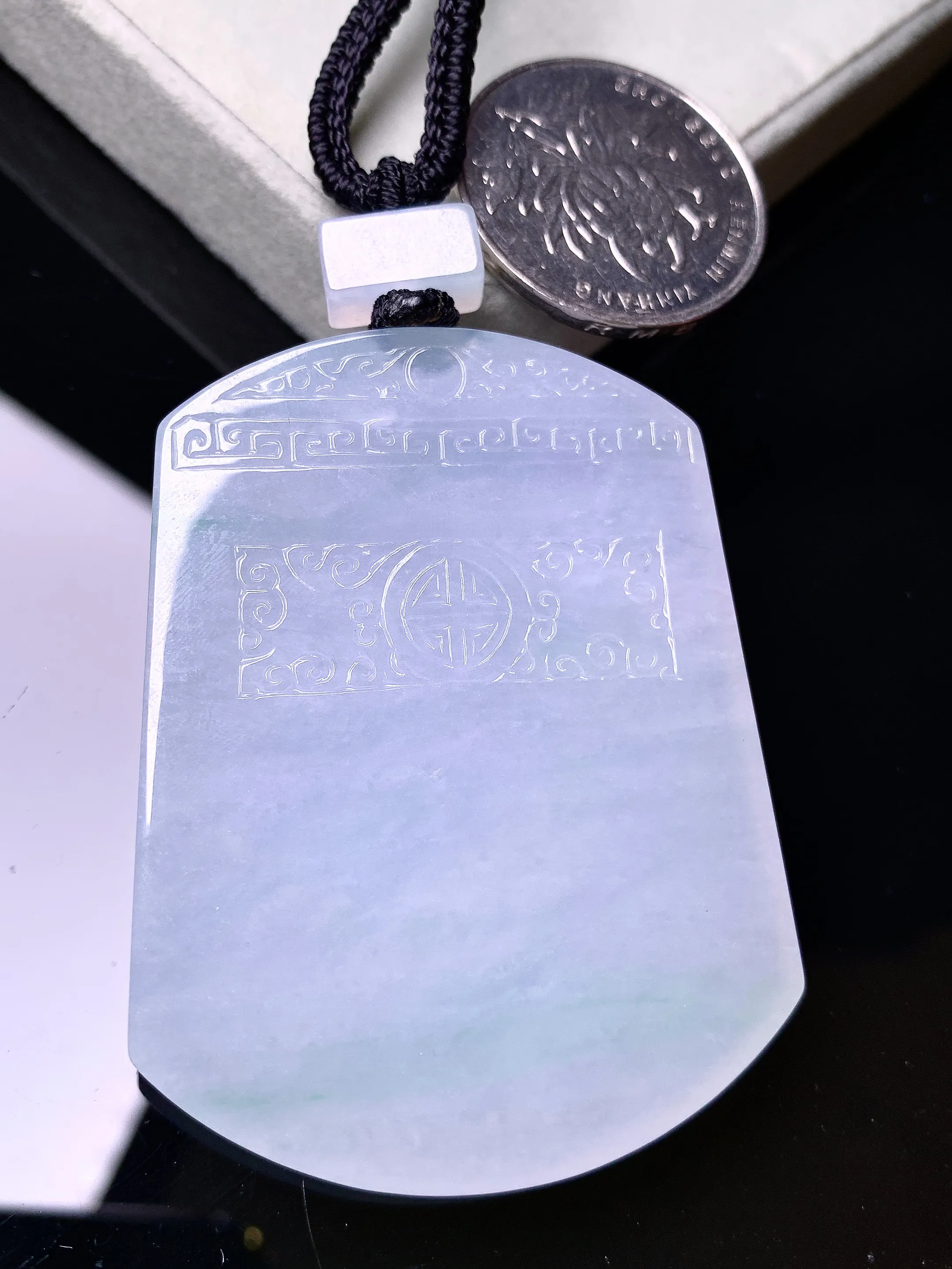 冰种无事牌吊坠 玉质细腻 色泽艳丽清新 整体尺寸55.8*42.7*5.5