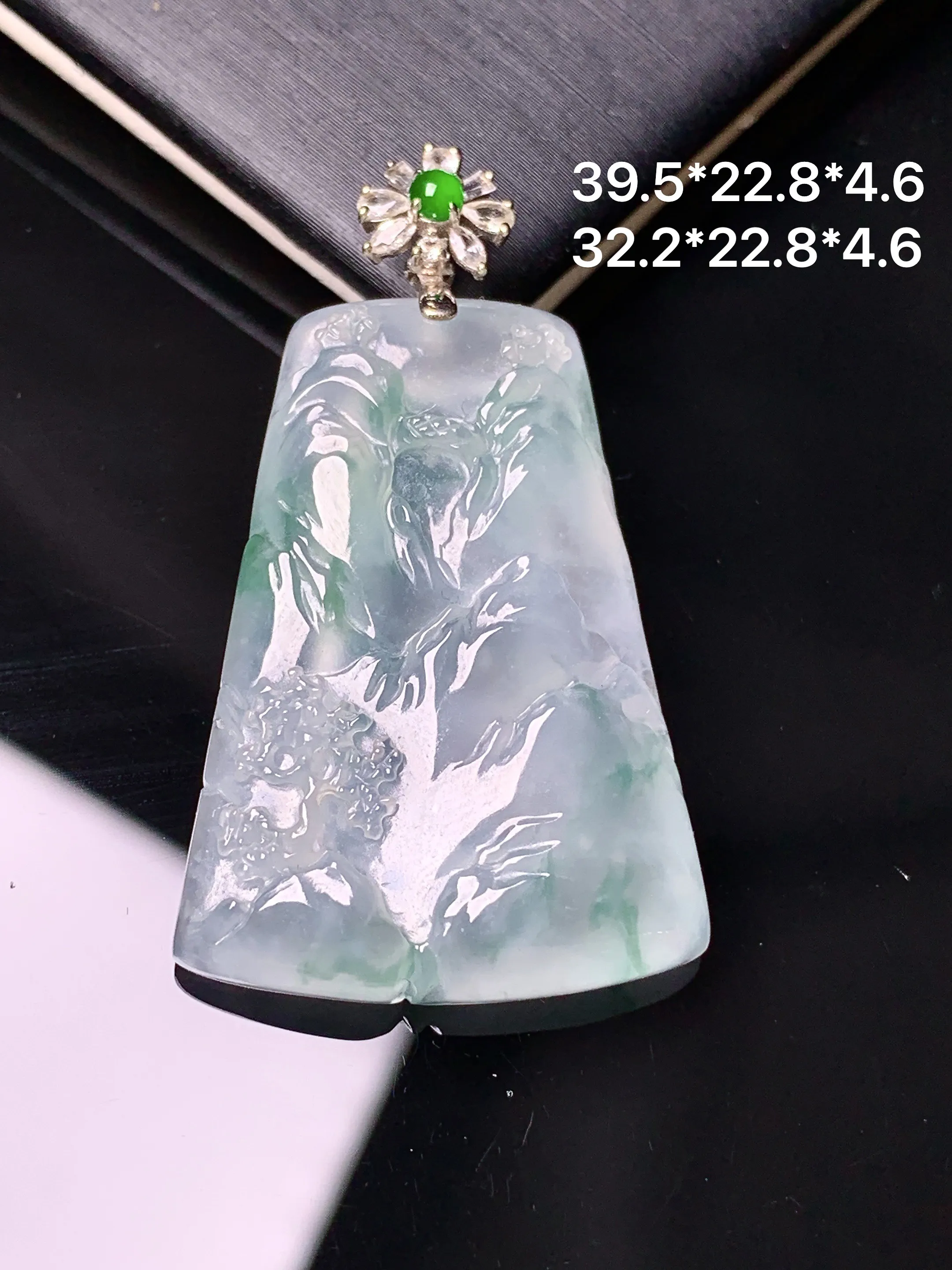 18k金钻镶嵌飘绿山水牌子吊坠 玉质细腻 色泽艳丽清新 整体尺寸39.5*22.8*4.6