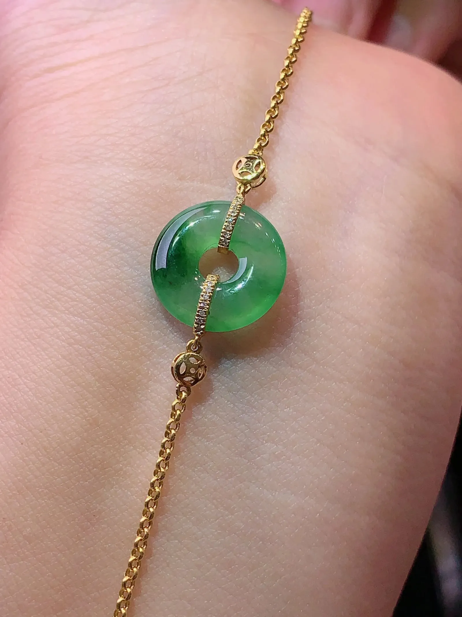 18k金镶嵌飘绿平安环手链 玉质细腻 色泽艳丽清新 整体尺寸13.5*3