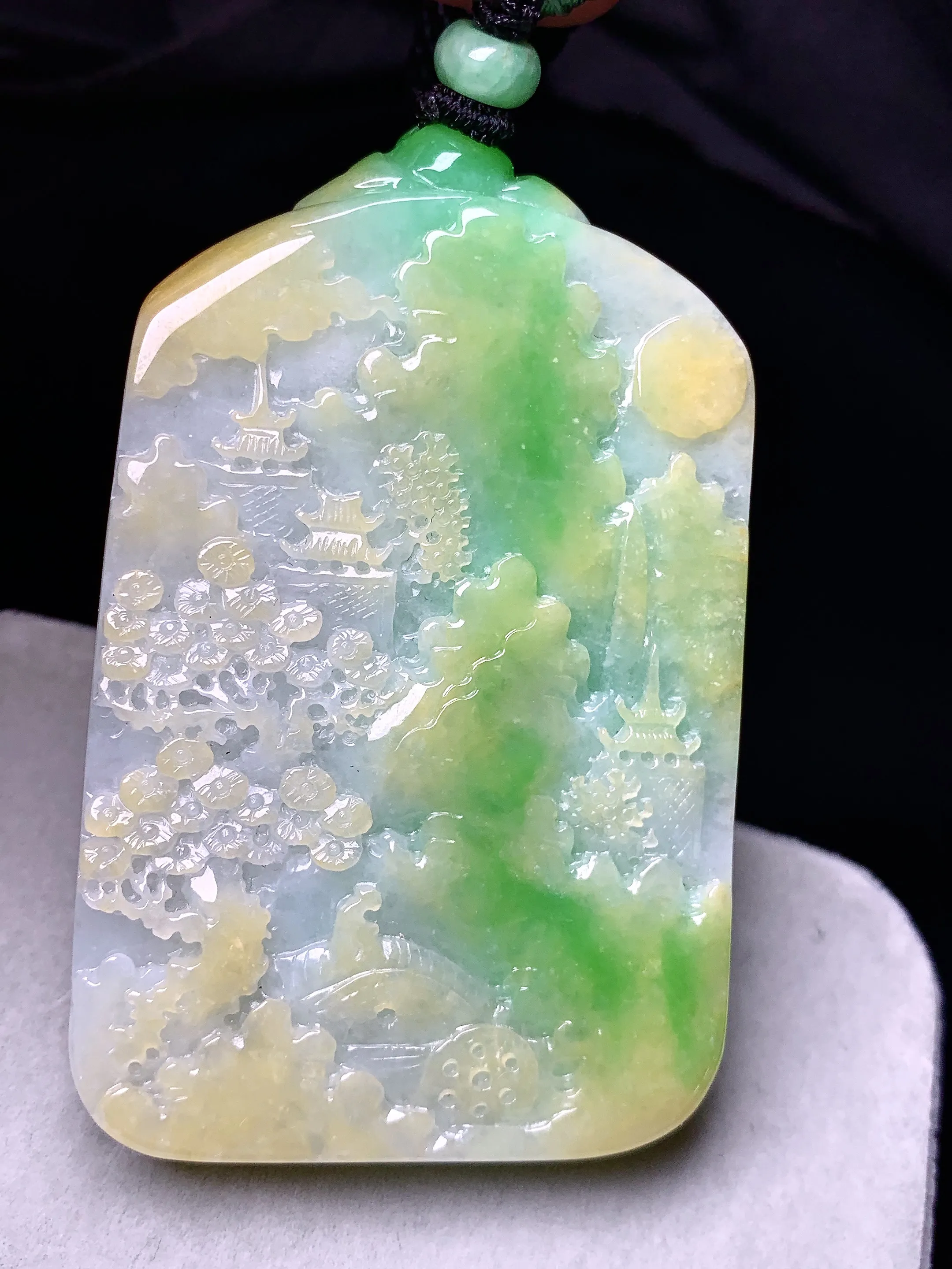 飘黄绿山水牌子吊坠 玉质细腻 色泽艳丽清新 整体尺寸72*44.8*8.8