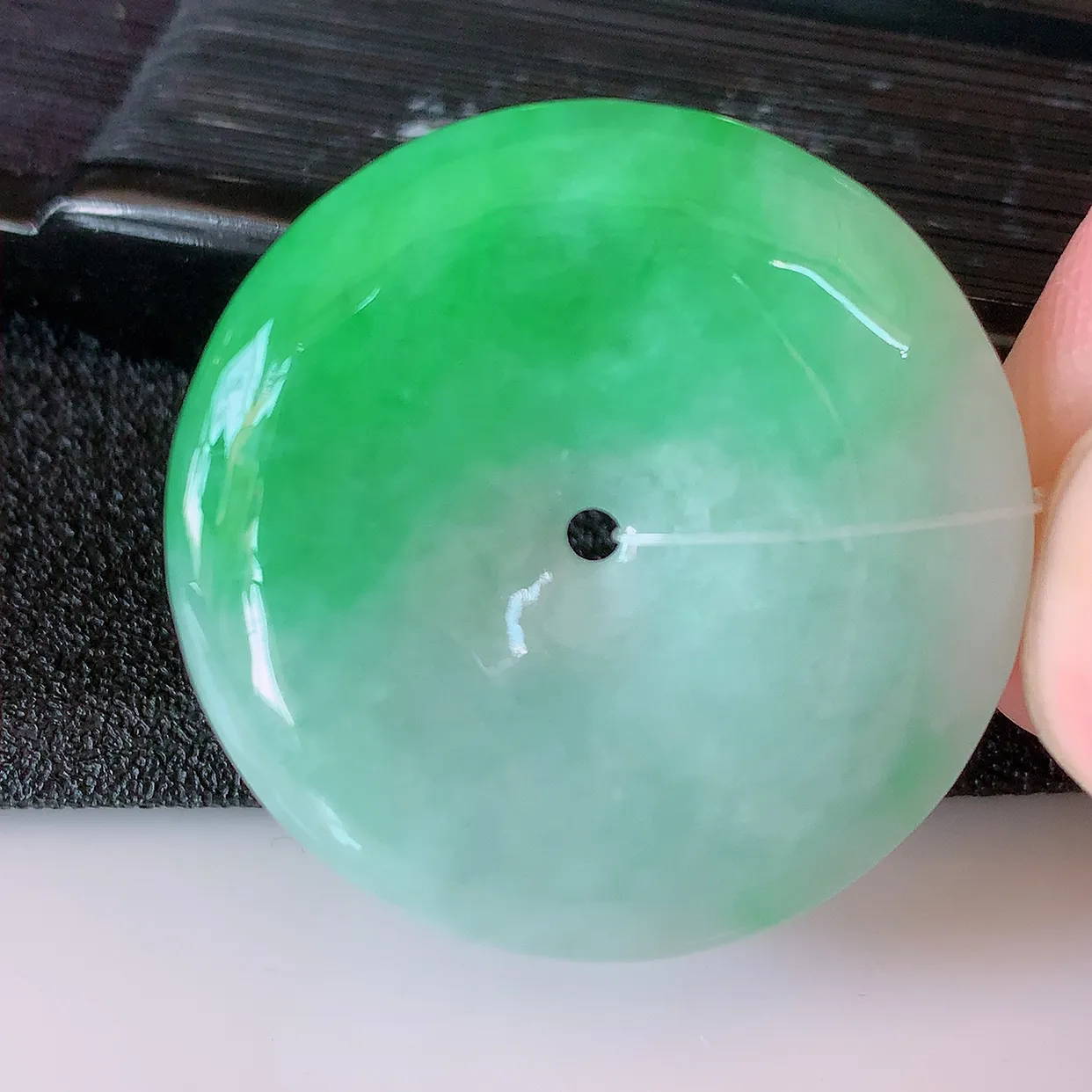 自然光实拍，冰润飘绿翡翠平安扣吊坠，形体饱满圆润，平安扣肥嘟嘟的，平平安安，种水很好，配戴精美！#49.7