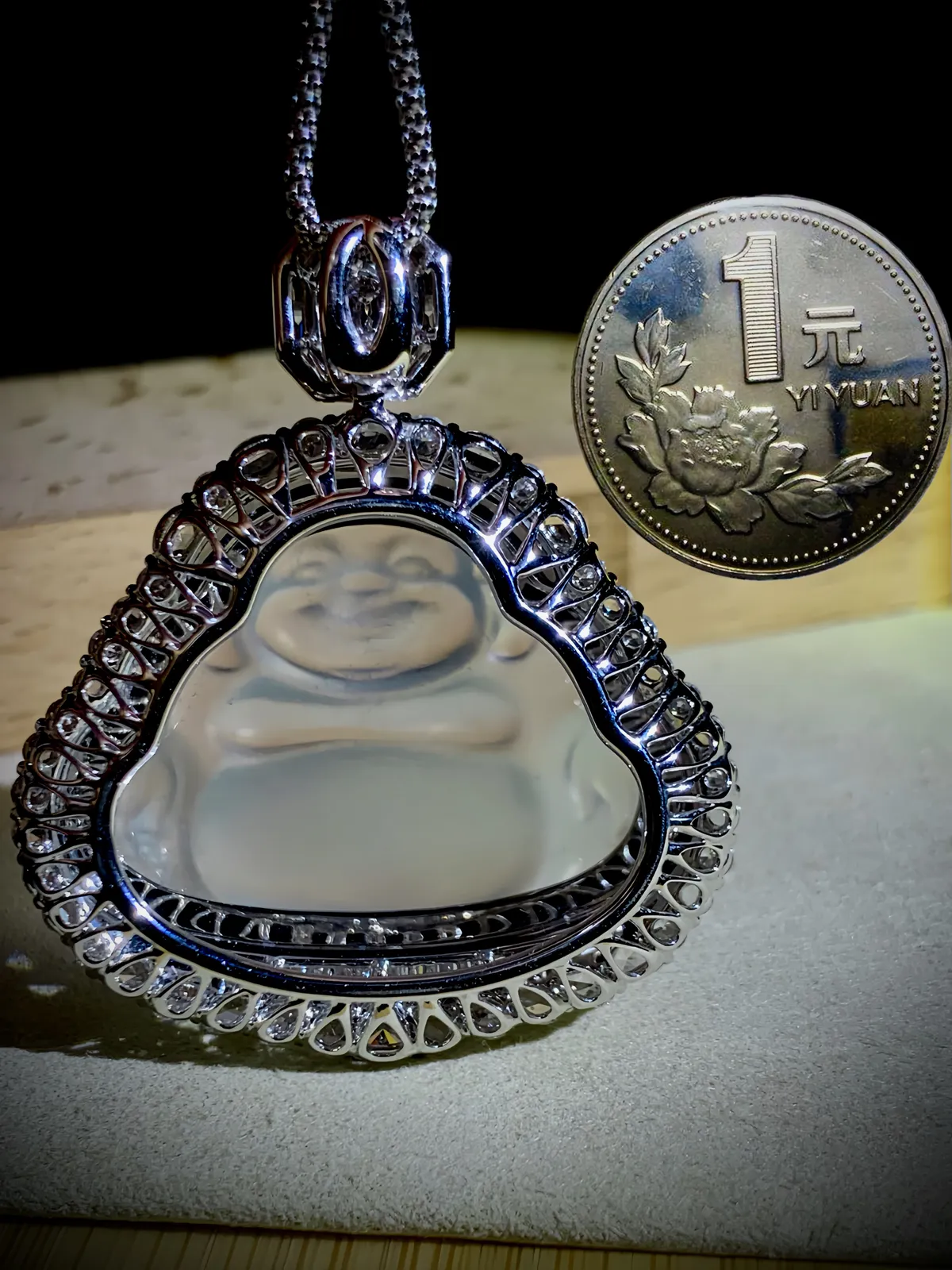 玻璃种笑口常开弥勒佛，
裸石36.5-27-5.2mm，整体40.5-46-14mm，
18K金，南非钻，翡翠绿蛋面，19.85g，