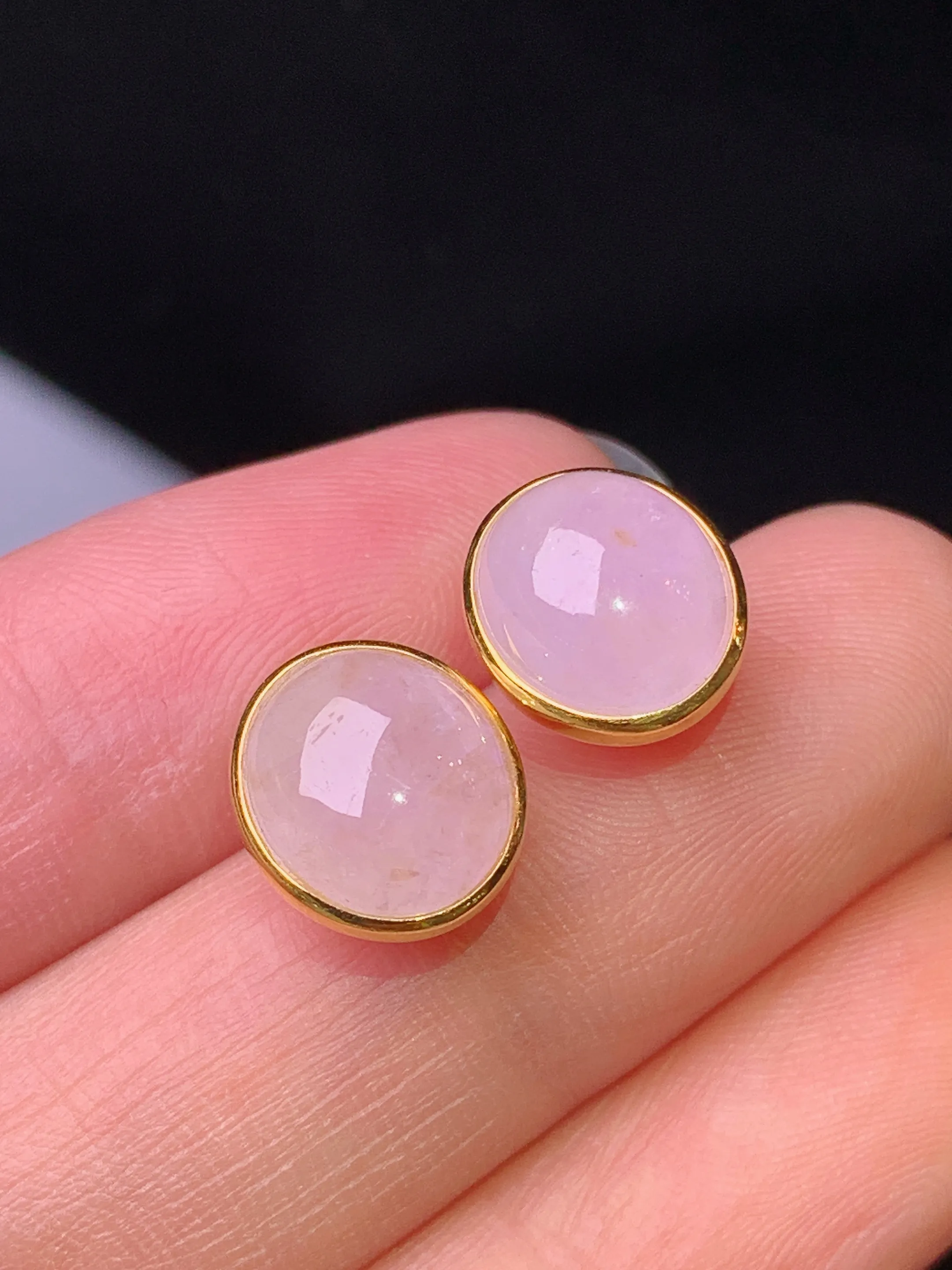 18k金镶嵌淡紫罗兰蛋面耳钉 玉质细腻 色泽艳丽清新 整体尺寸10*8*3