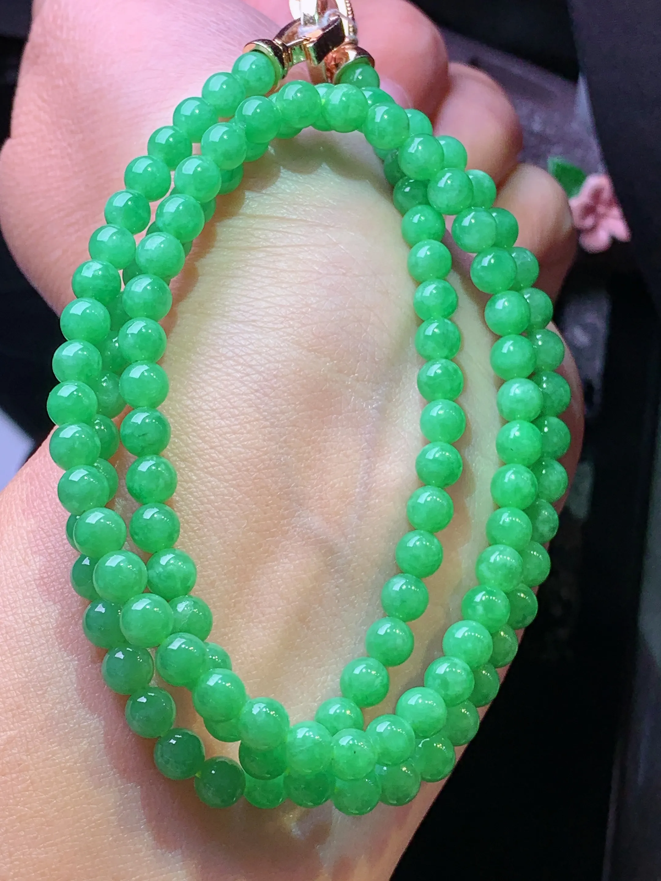 翠绿圆珠项链 玉质细腻 色泽艳丽清新 整体尺寸5