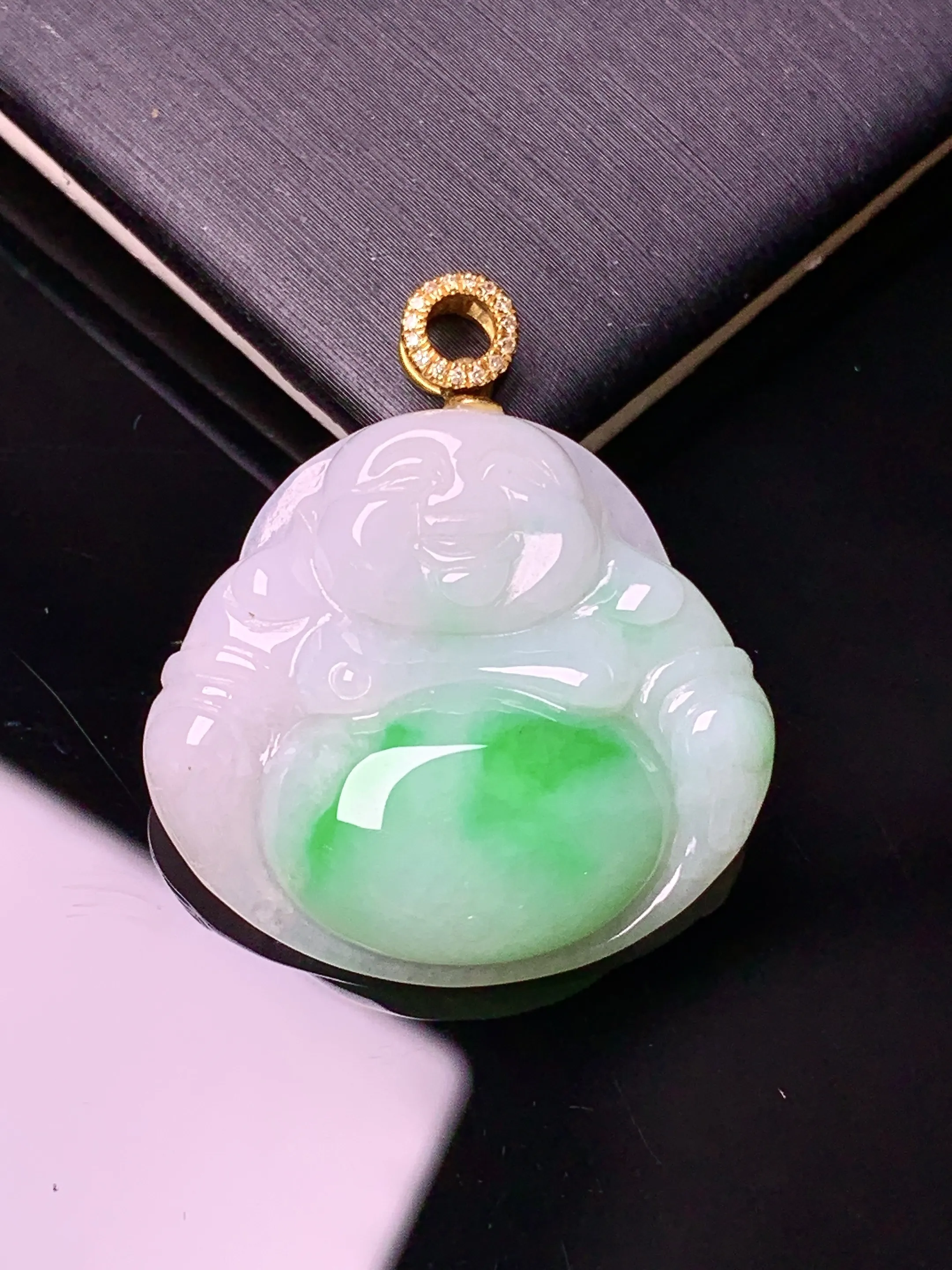 18k金镶嵌飘绿佛公吊坠 玉质细腻 色泽艳丽清新 整体尺寸29.6*26*5.7