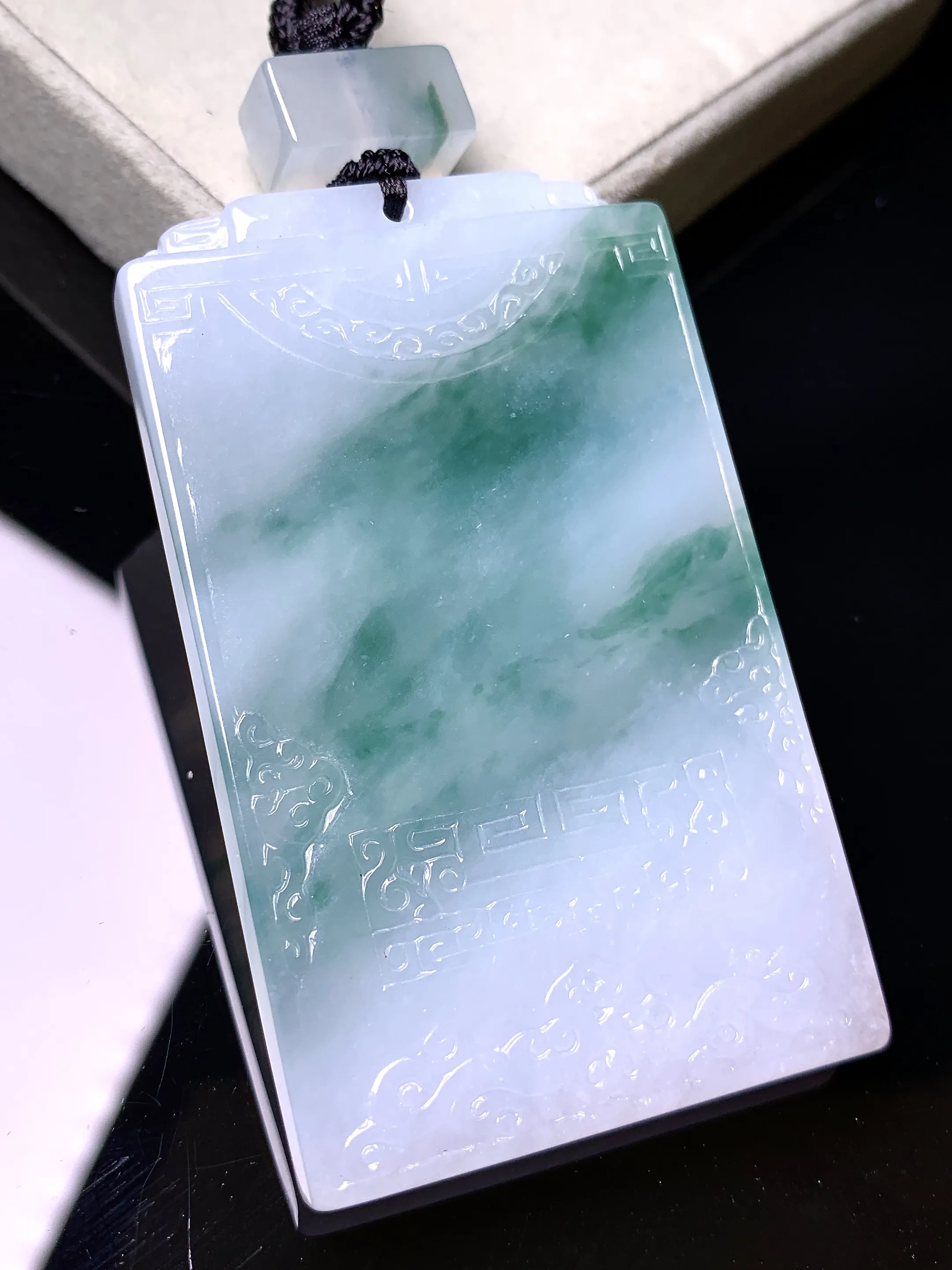 飘花无事牌吊坠 玉质细腻 色泽艳丽清新 整体尺寸62.3*37.7*6