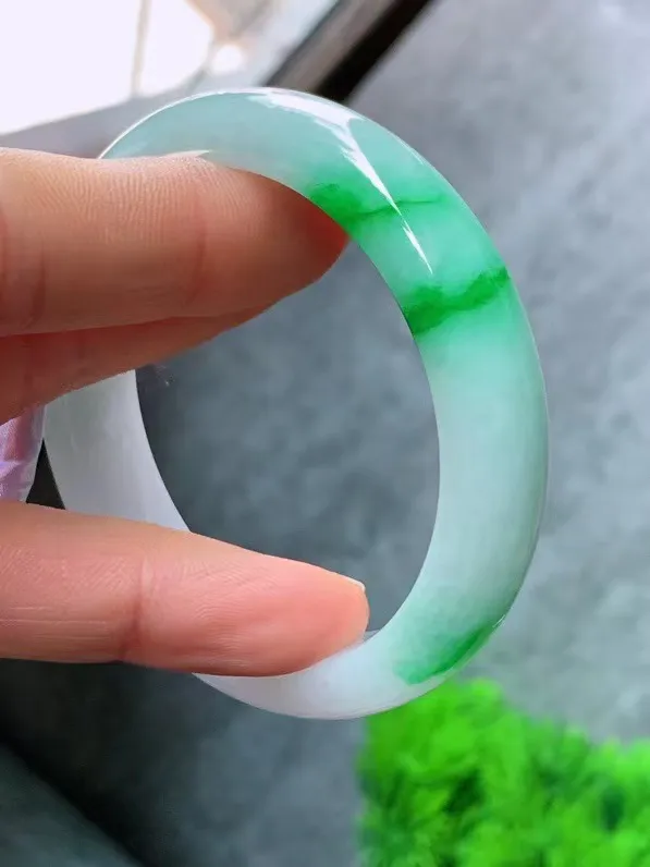 【翡翠名称】老种冰飘绿52正圈口手镯
【翡翠尺寸】52-53适合正圈口佩戴
【翡翠描述】宝贝种老水足，玉质细腻，色泽靓丽，性价比高，佩戴效果好！
【其它赠送】权威证书/精美挂绳盒子/支持全国复检