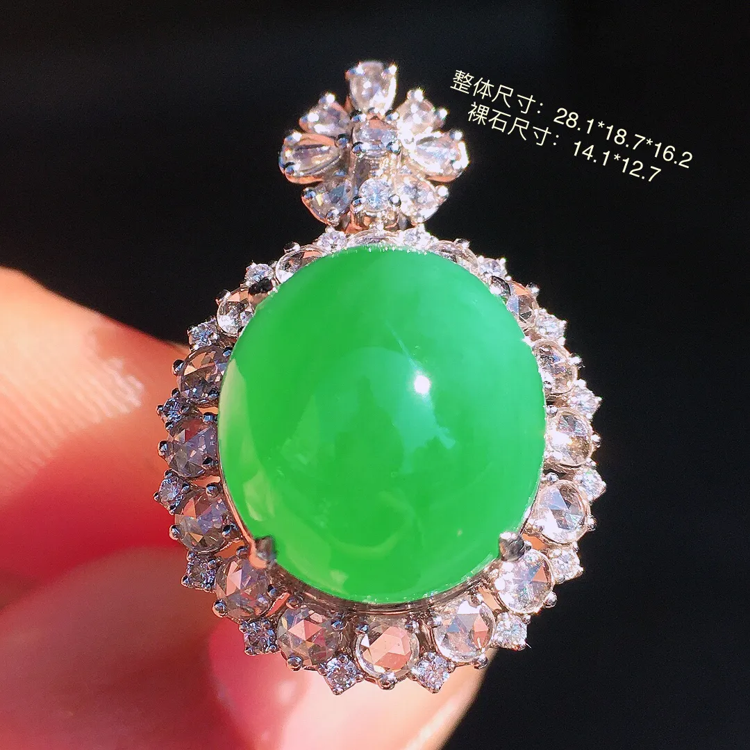 阳绿蛋面戒指/吊坠两用款，色泽均匀艳丽，玉质细腻，荧光感超
强，饱满圆润，尽显优雅气质，18k
金豪华镶嵌