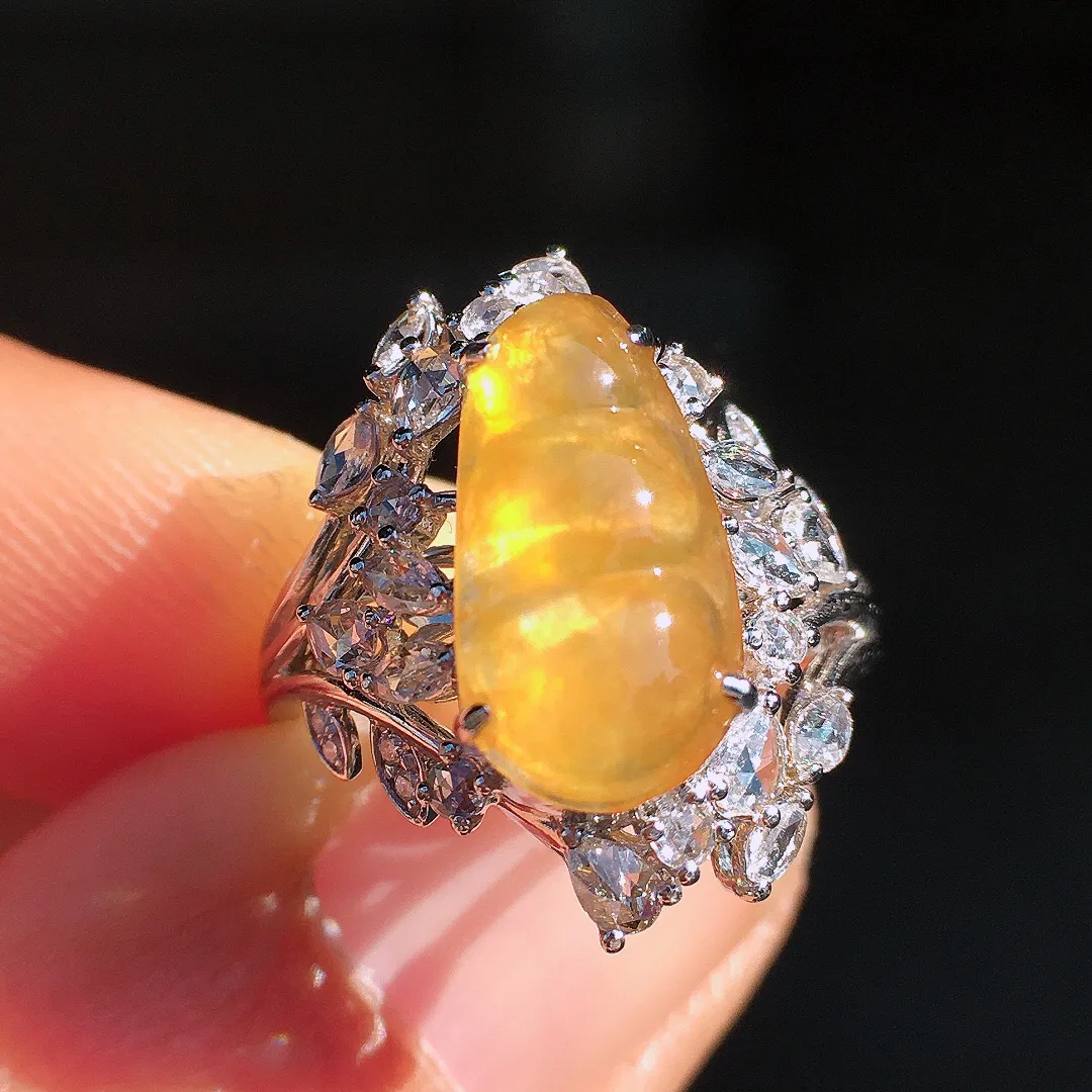 黄翡福豆戒指，色泽均匀艳丽，玉质细腻，荧光感超
强，饱满圆润，尽显优雅气质，18k
金豪华镶嵌