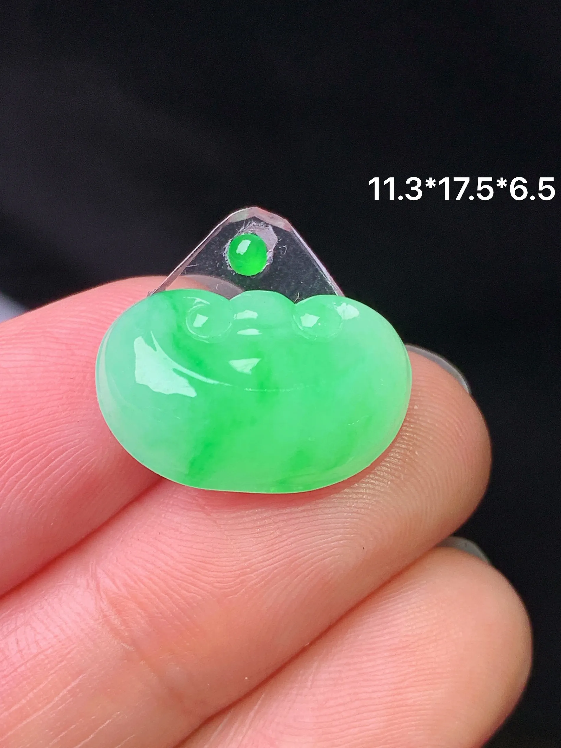 镶嵌款 翠绿如意吊坠 玉质细腻 色泽艳丽清新 整体尺寸11.3*17.5*6.5