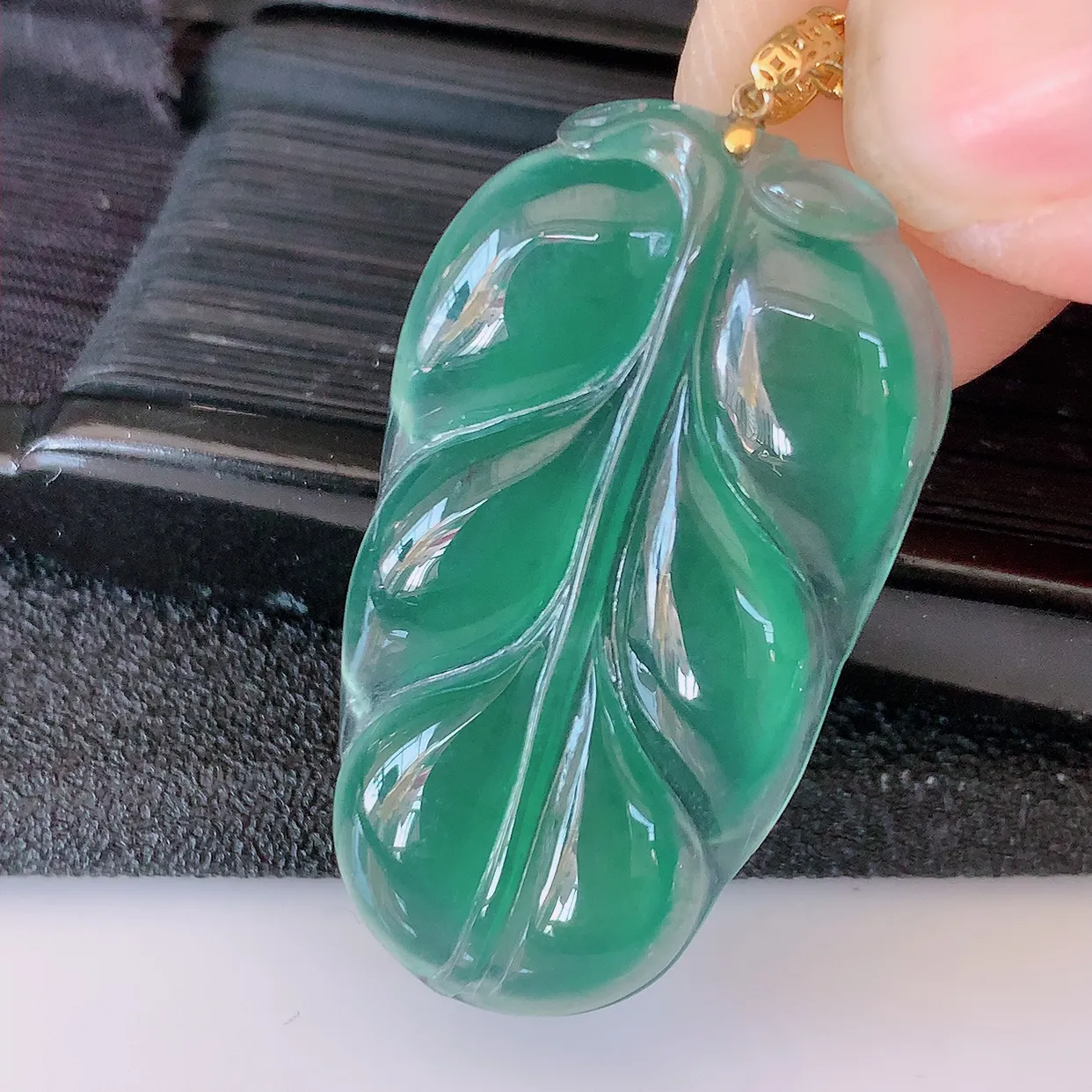 18K金镶嵌冰种满色翡翠叶子吊坠 ，种水足，色泽清新，工艺精湛，叶子寓意美好；金枝玉叶，事业有成。#