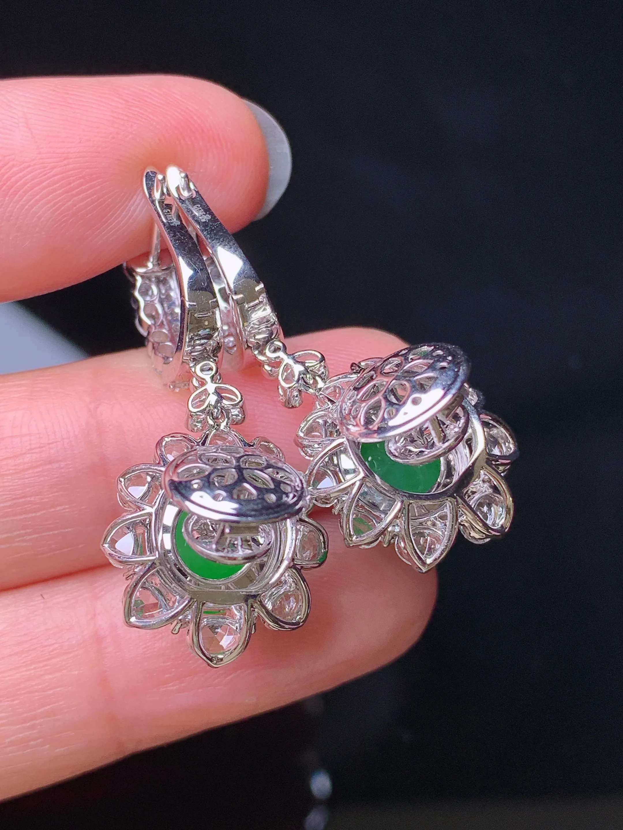 18k金钻镶嵌满绿蛋面耳坠 玉质细腻 色泽艳丽清新 整体尺寸34.3*14.3*11