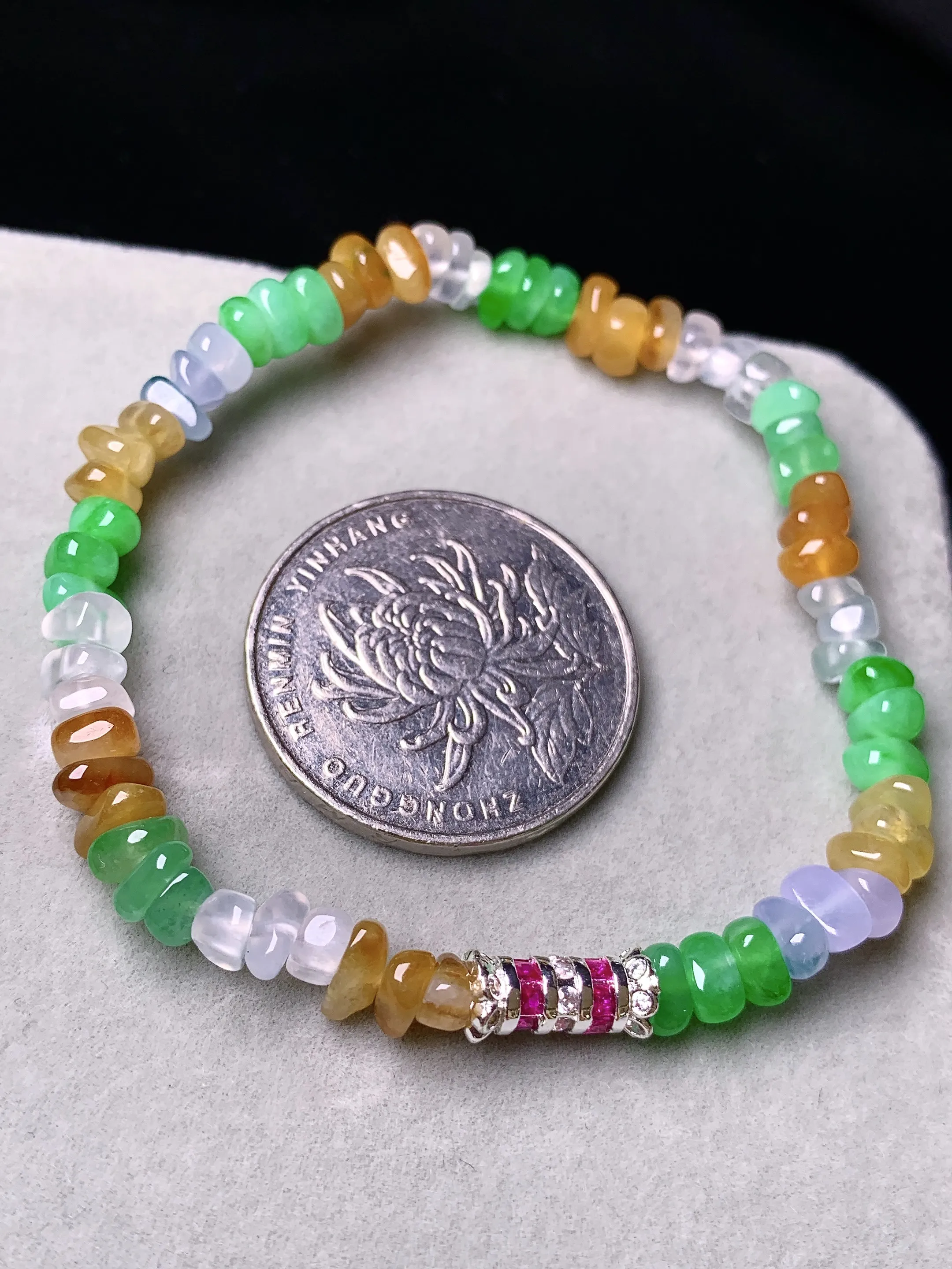 多彩随形手链 玉质细腻 色泽艳丽清新 整体尺寸5.3*4*2.8