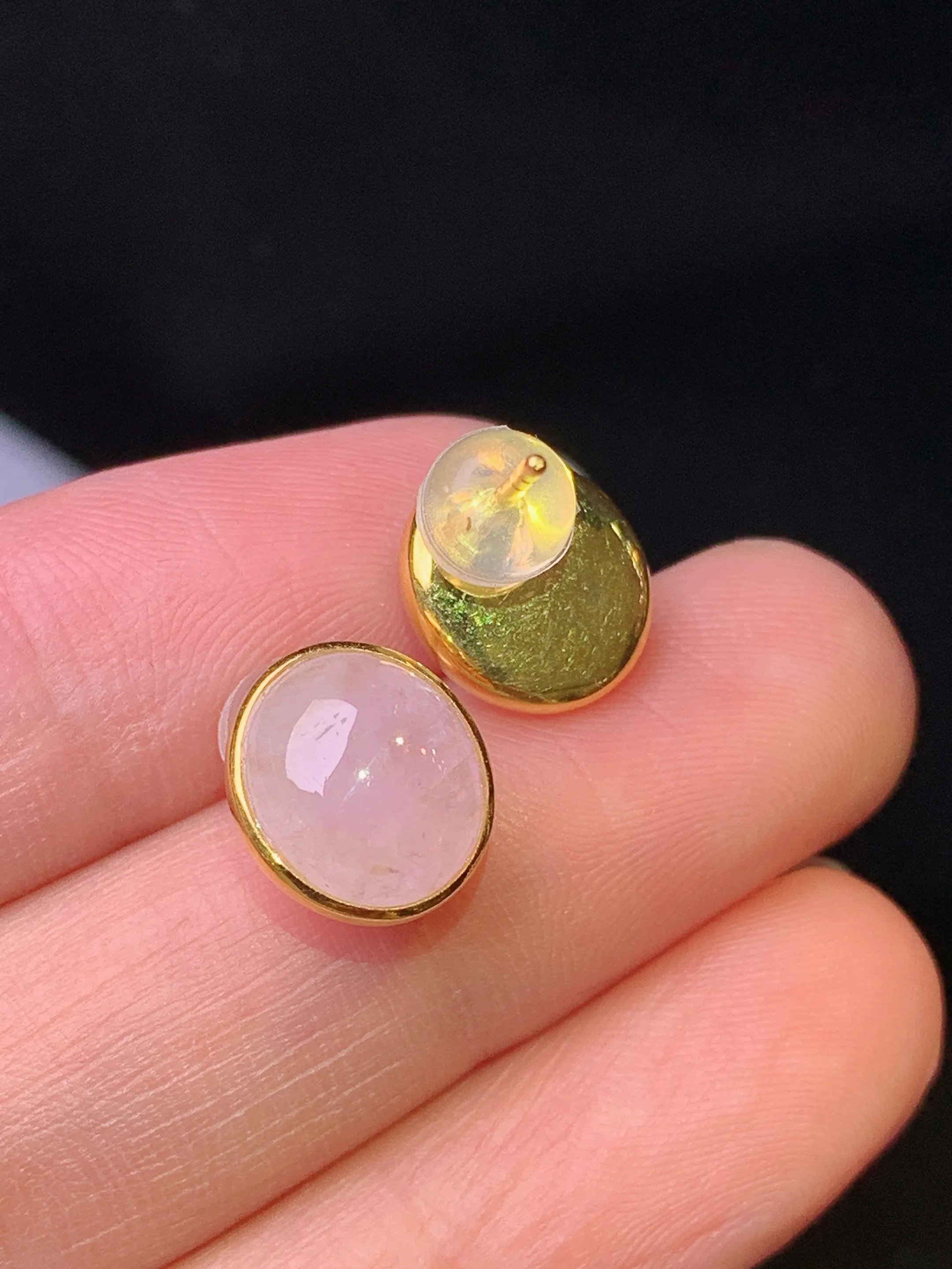 18k金镶嵌淡紫罗兰蛋面耳钉 玉质细腻 色泽艳丽清新 整体尺寸10*8*3