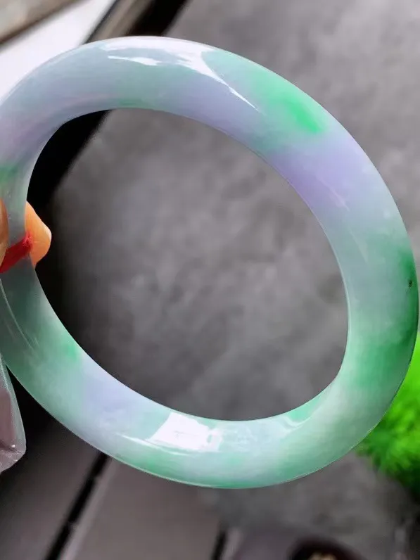 【翡翠名称】老种春彩56正圈口手镯
【翡翠尺寸】适合56-57正圈口佩戴
【翡翠描述】宝贝种老水足，玉质细腻，色泽靓丽，性价比高，佩戴效果好！
【其它赠送】权威证书/精美挂绳盒子/支持全国复检