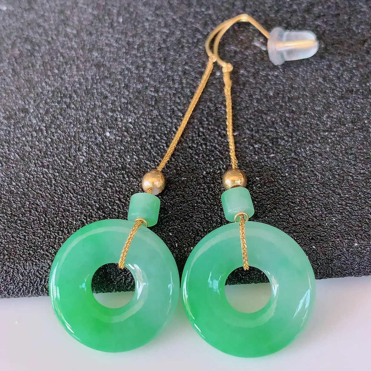 18k金镶嵌冰飘绿翡翠平安扣耳坠，沁人心脾，耳坠佩戴效果大气出众，尽显气质。种水好，胶感足，颜相当漂亮，高性价比，值得入手品鉴！#41.7整体46.5裸石15-2.8