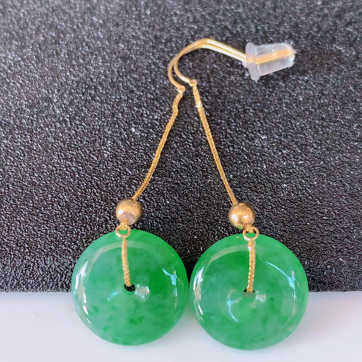 18k金镶嵌冰种飘绿翡翠平安扣耳坠，沁人心脾，耳坠佩戴效果大气出众，尽显气质。种水好，胶感足，颜相当漂亮，高性价比，值得入手品鉴！#41.7整体41裸石13-3.2