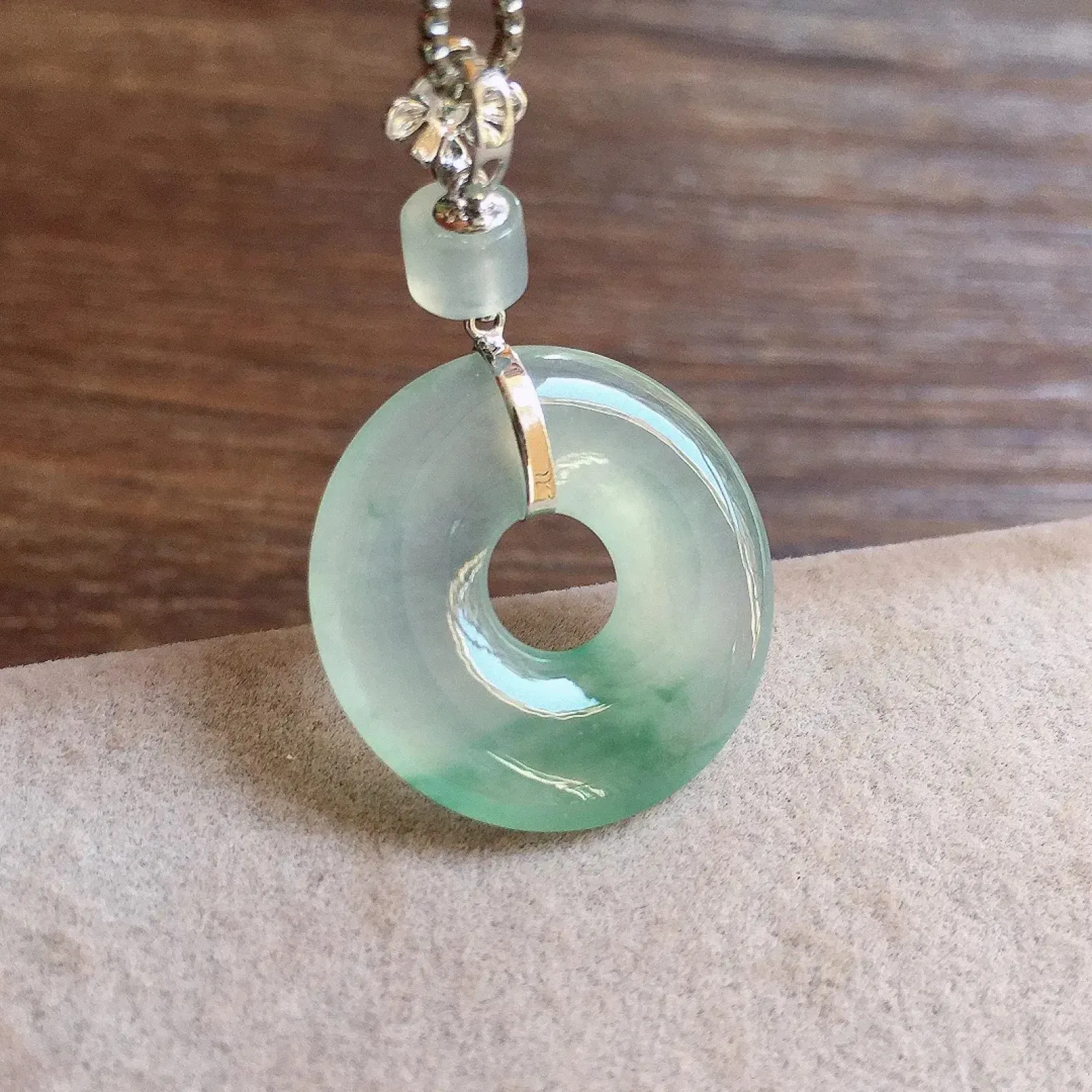 冰飘花甜甜圈吊坠，18k金镶嵌，冰冰润润，玉质细腻，种水足，尺寸31.3*18.8*3.2