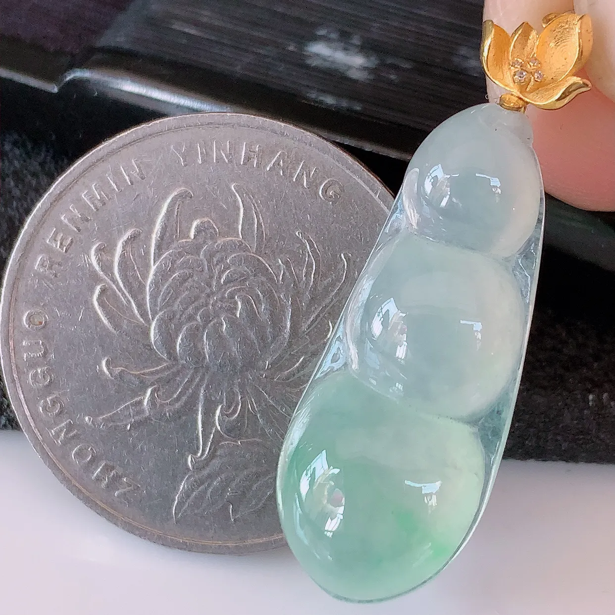 18K金镶嵌冰种飘绿翡翠四季豆吊坠，寓意“四季平安，福气满满”胶感十足，饱满，佩戴效果优雅迷人！#1.7整体32.5裸石26.5*11.5*5.6