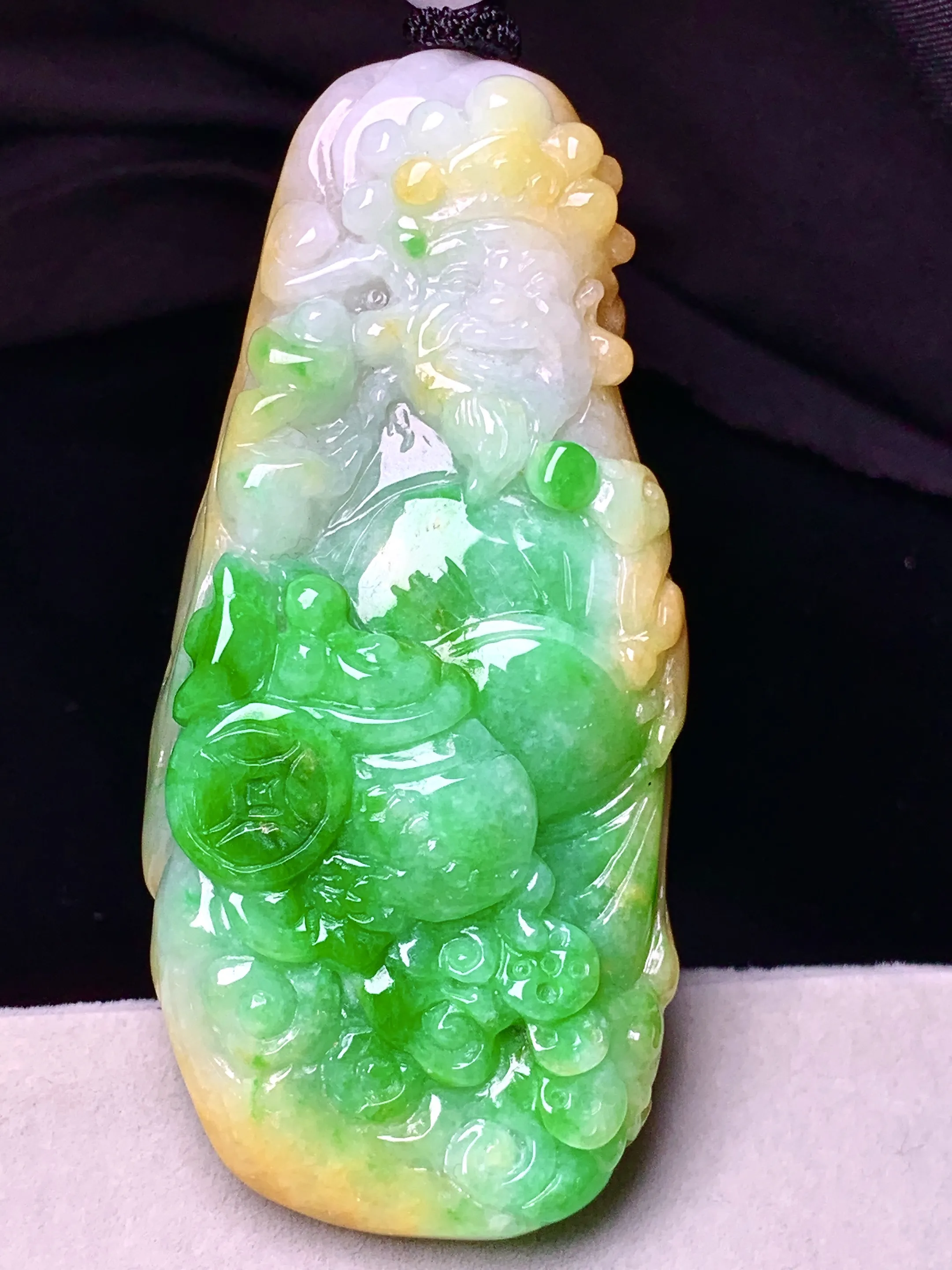 飘黄绿财神吊坠 玉质细腻 色泽艳丽清新 整体尺寸66.5*29.8*15.5