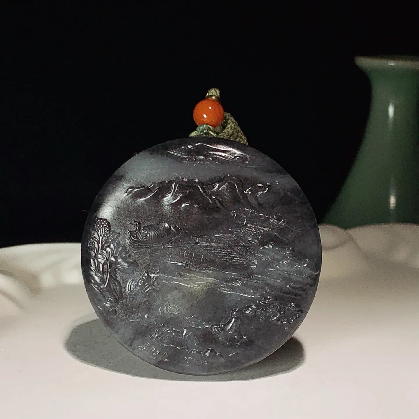 新疆和田玉青花山水怡情圆牌挂件  尺寸48/13重62.5克 玉质细腻油润 底色纯净 脂粉好，品质好