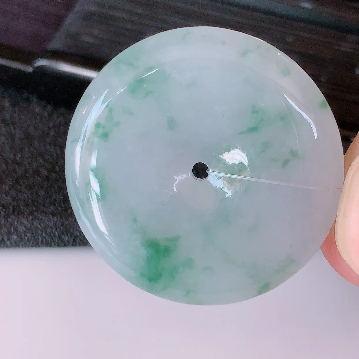 自然光实拍，冰润飘花平安扣翡翠吊坠，种老水足，雕工精湛 ，寓意美好，佩戴时尚出众！#49.7