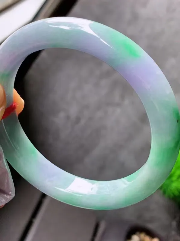 【翡翠名称】老种春彩56正圈口手镯
【翡翠尺寸】适合56-57正圈口佩戴
【翡翠描述】宝贝种老水足，玉质细腻，色泽靓丽，性价比高，佩戴效果好！
【其它赠送】权威证书/精美挂绳盒子/支持全国复检